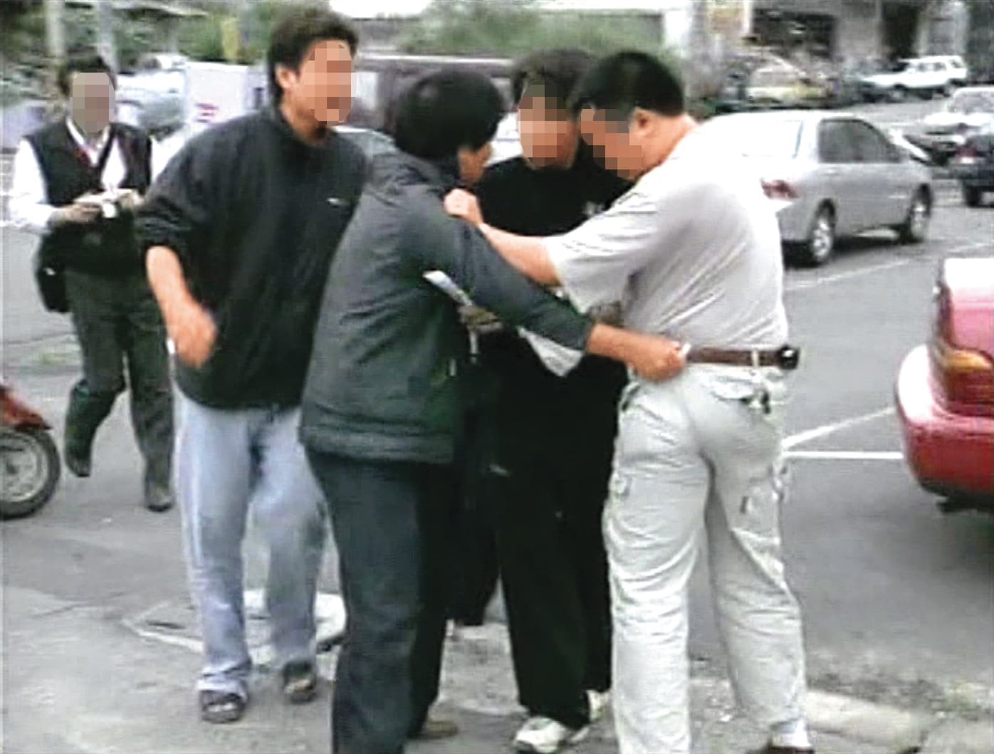 家屬在法院外揪住徵信業者，要他為小玉慘死負起責任。（東森新聞提供）