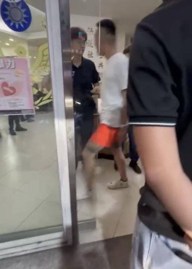 翁男等14人4日晚間包圍三重派出所，態度惡劣囂張。（翻攝畫面）