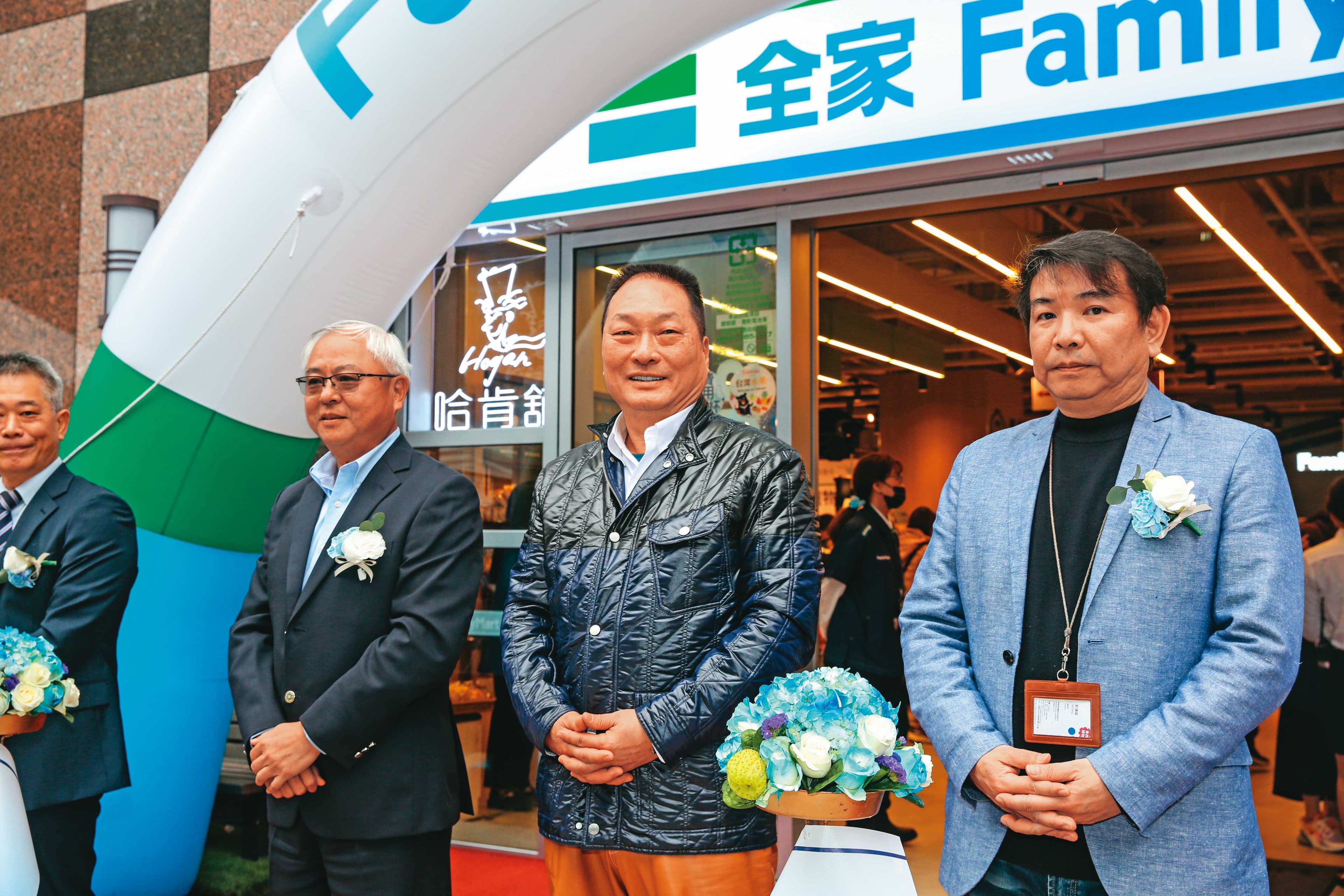 傳東森購物總經理彭鴻珷（右）求老長官裁員別砍到電視購物的筋骨，未料遭王令麟（中）批准請辭。