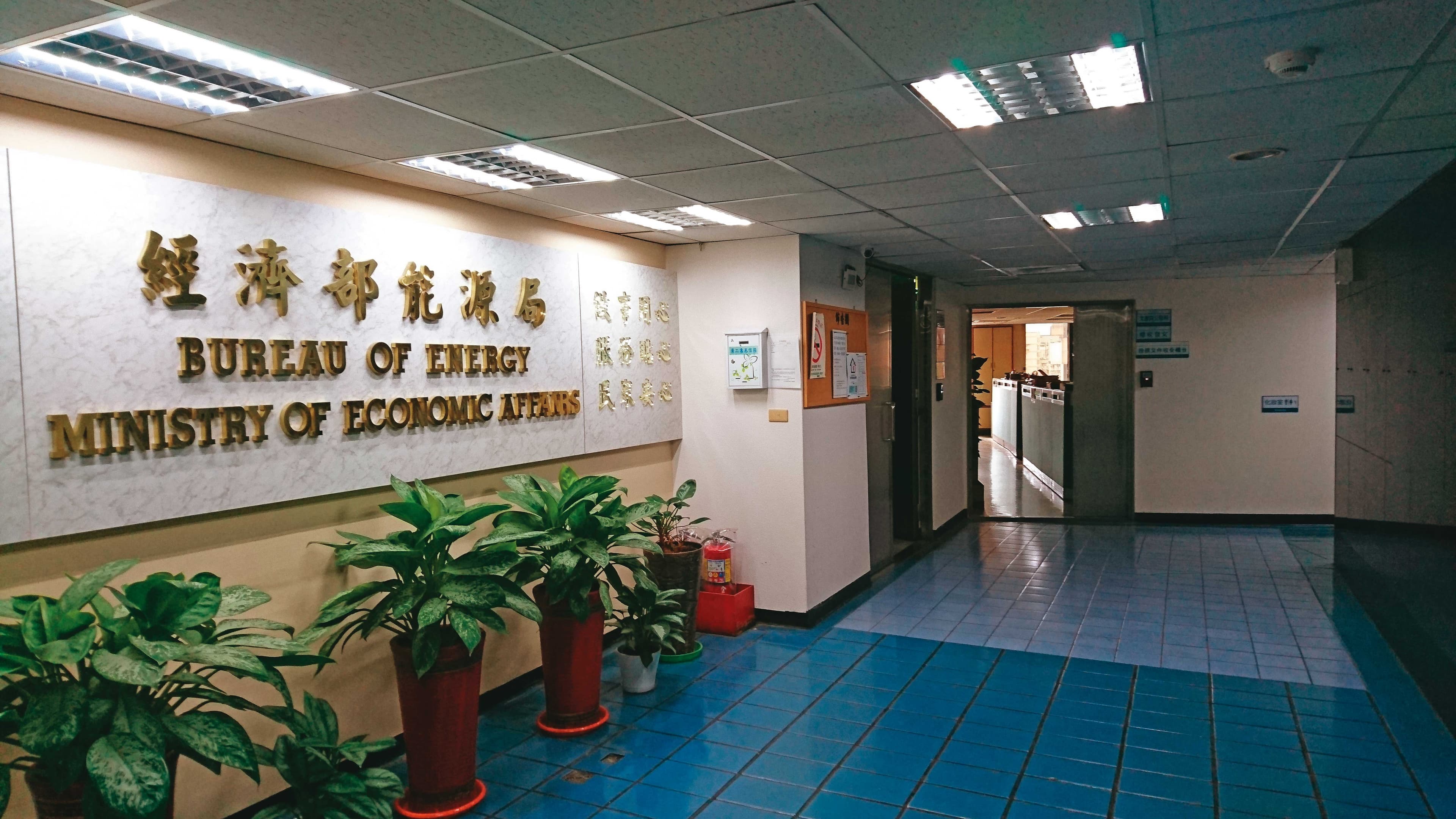 經濟部能源局態度攸關力暘小二甲禁令解套，時任光電組組長的林文信暗助過程，全被檢方查獲。