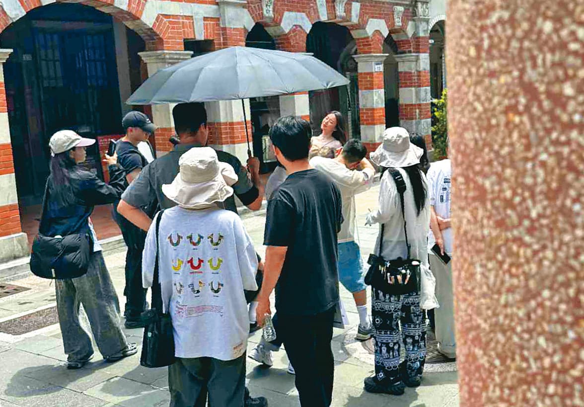 身為桃園人的舒華，擔任桃園市觀光大使，低調現身當地景點拍廣告。（讀者提供）