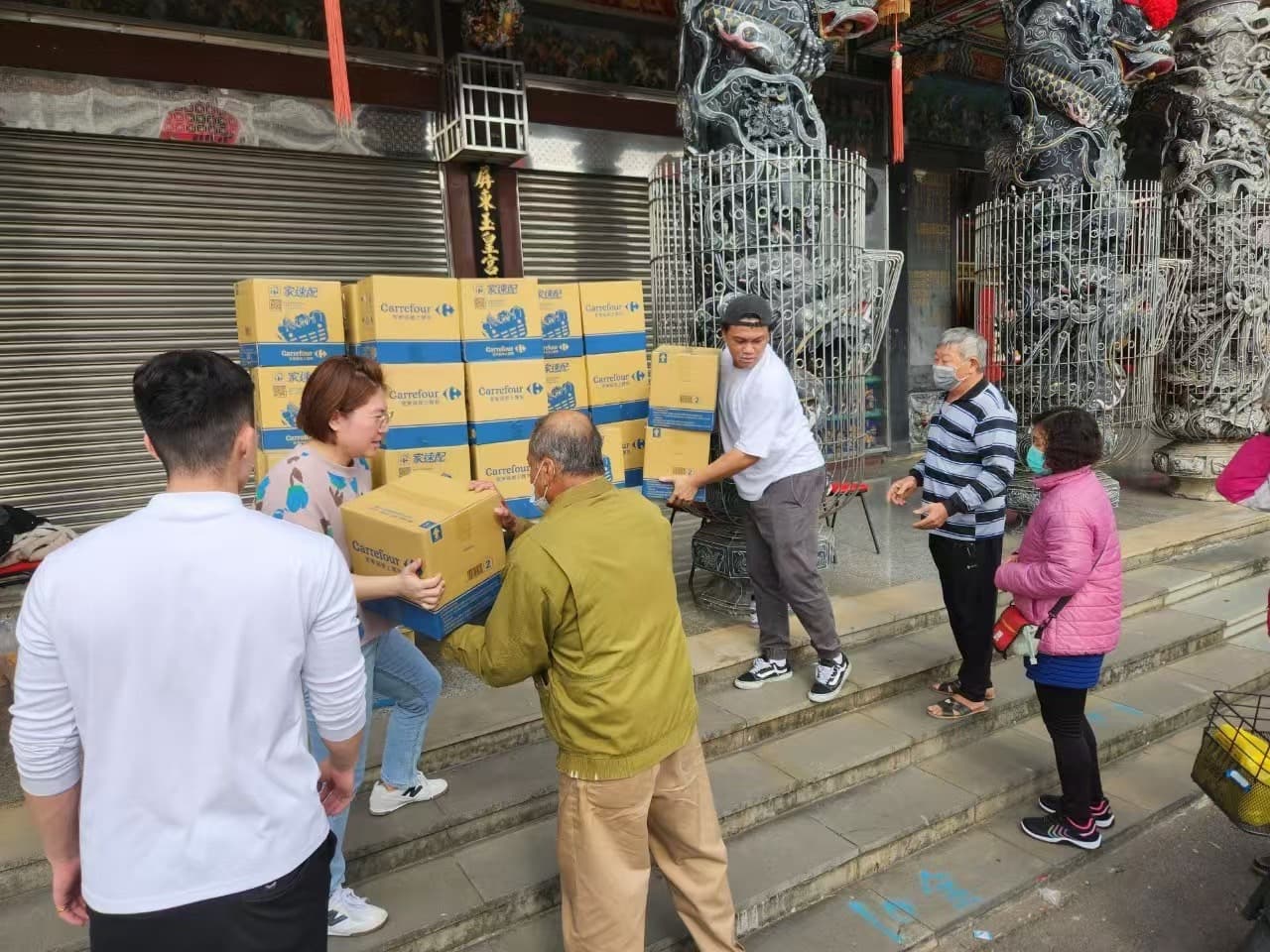 鍾文智在屏東發起捐贈愛心物資活動，總共有1216戶來領取愛心物資。（潭墘里辦公室提供）