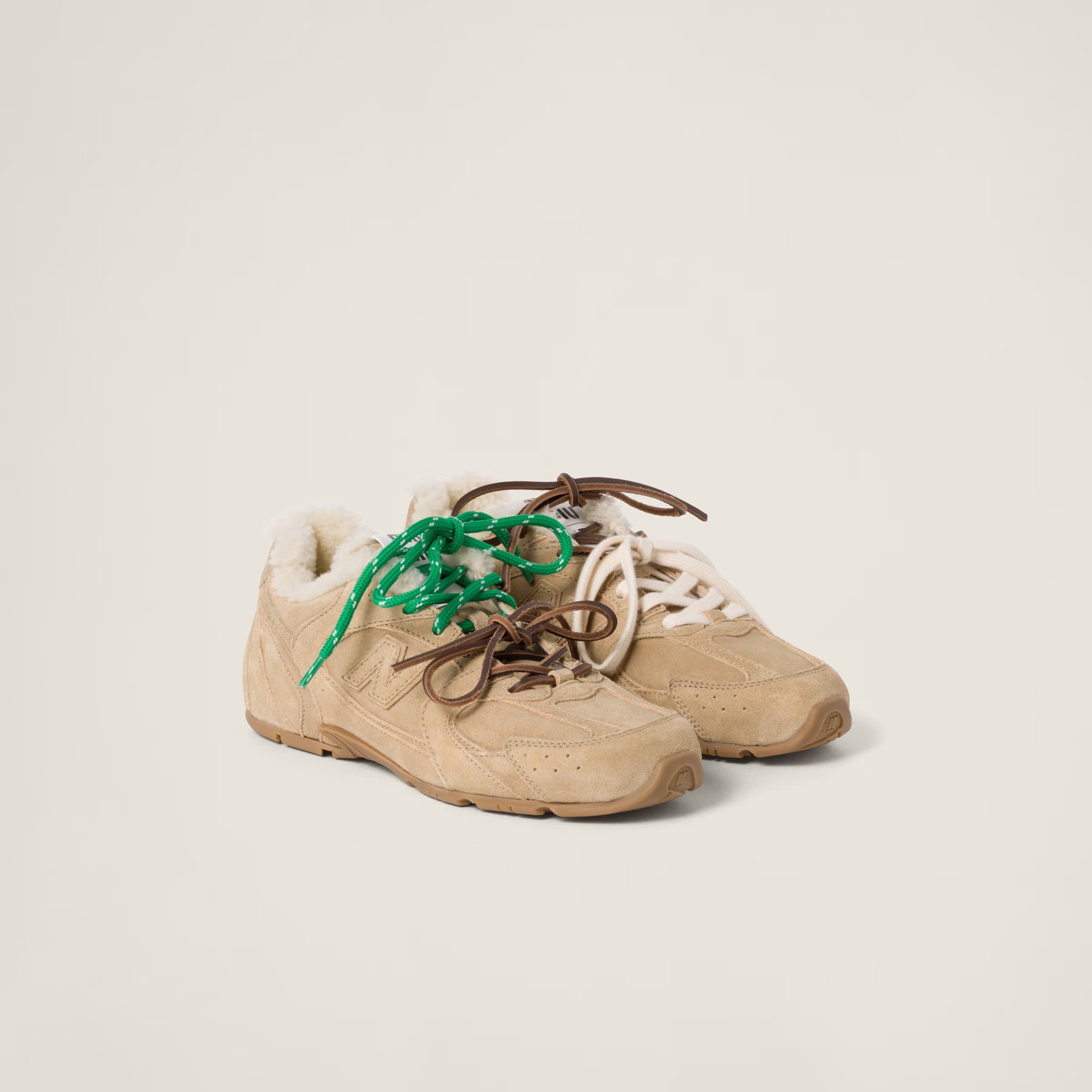 New Balance X Miu Miu 530 SL皮革運動鞋。NT$42,500（Miu Miu提供）