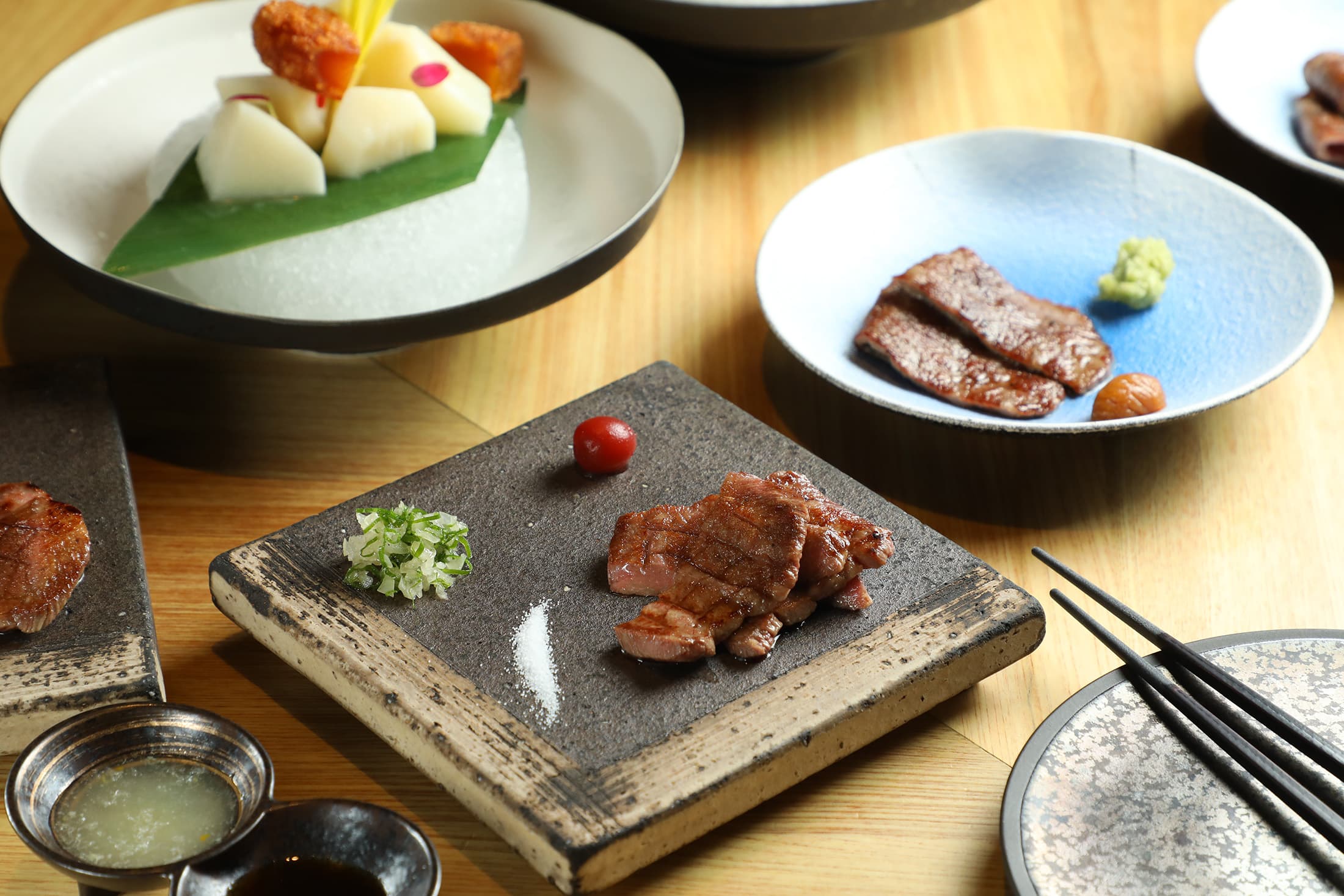 「厚切牛舌」經過炭火炙烤，咀嚼間帶著脆韌與肉汁香氣。（2,680、3,680及5,580元套餐菜色）