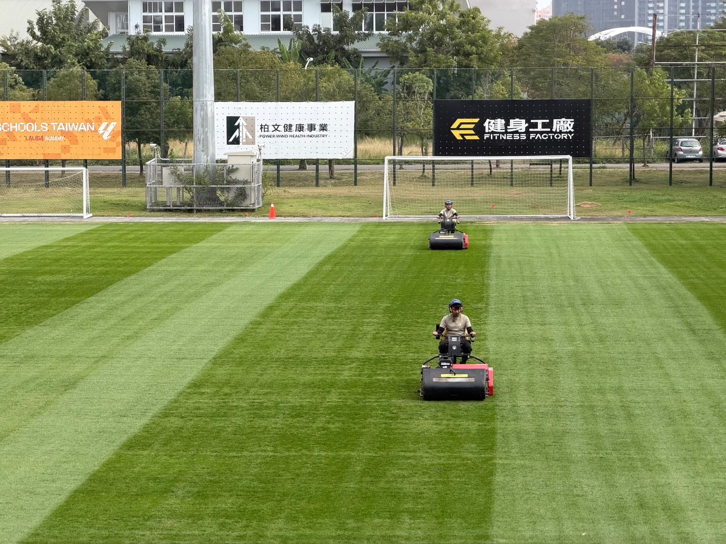頂級足球賽事極度重視天然草皮，因為它能提供最佳的避震效果與摩擦力，大幅降低球員的膝蓋與腳踝受傷風險。