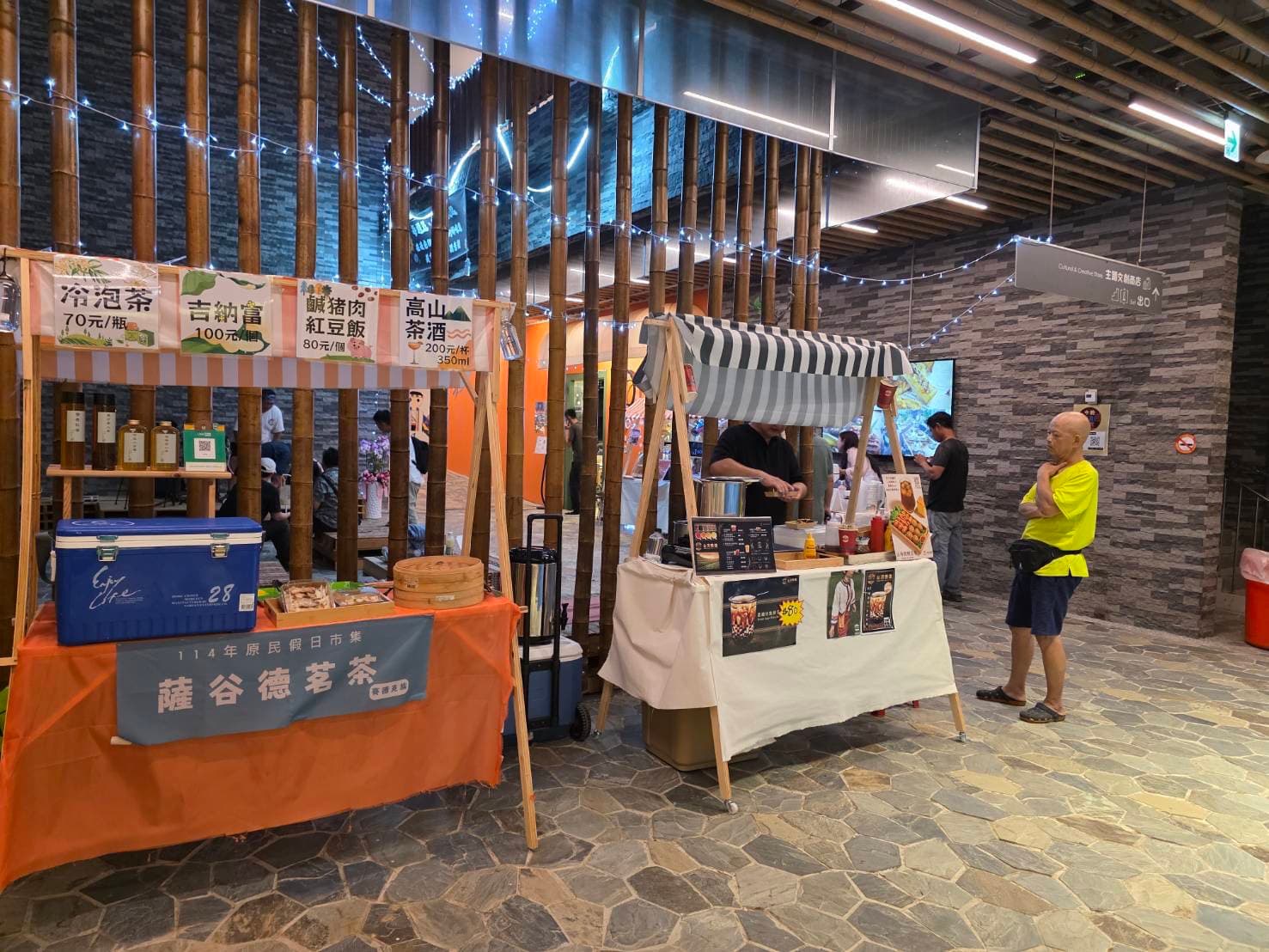 園區內因缺乏行銷活動而門可羅雀，導致店家只能自行舉辦市集或在外擺攤吸引人潮。（讀者提供）