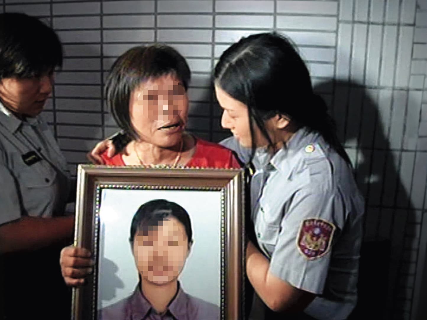 小玉的母親拿著愛女遺照，在法院痛斥凶手喪盡天良。（東森新聞提供）
