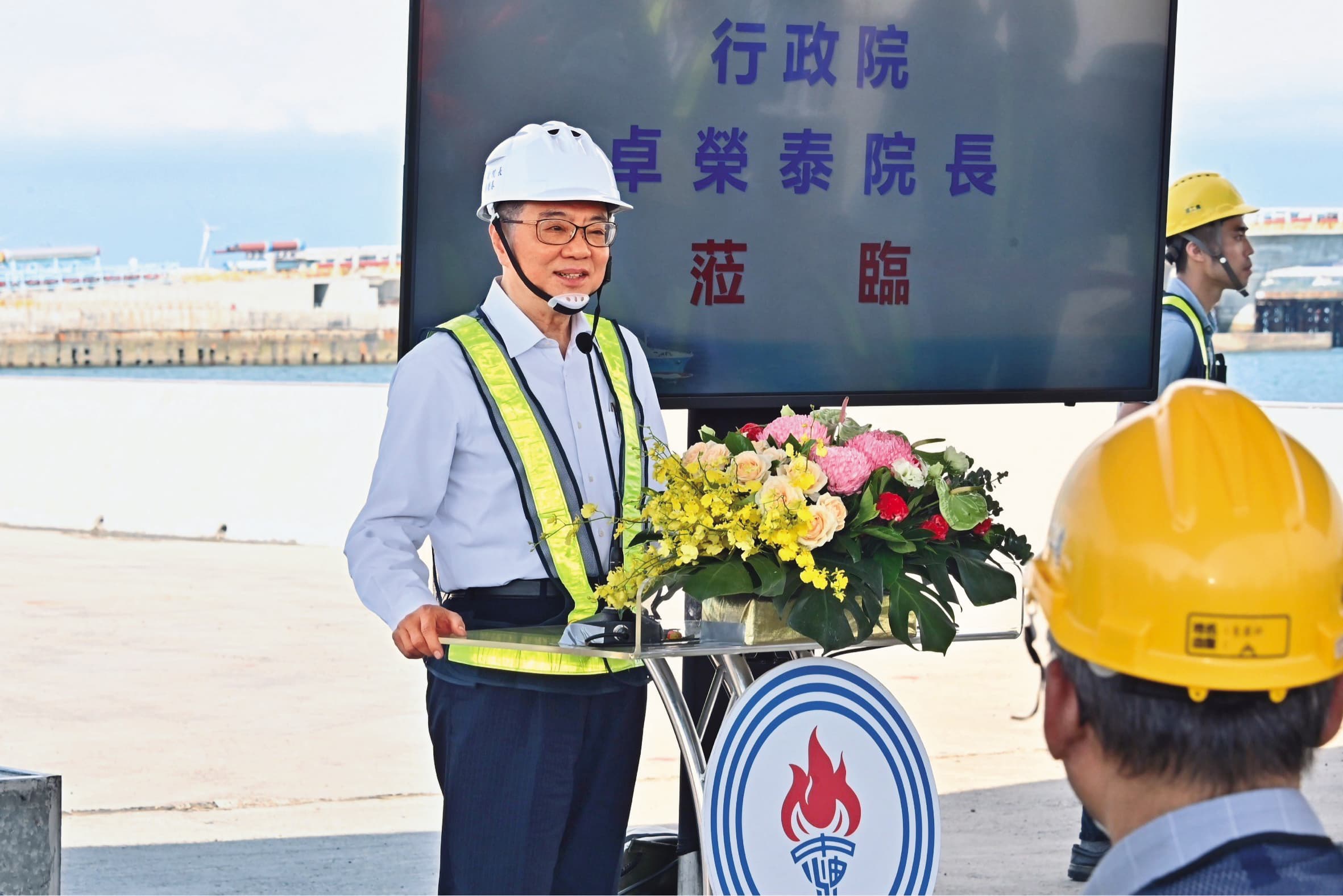行政院長卓榮泰今年5月曾視察中油三接工程，喊出完工後有助穩定供電。（翻攝行政院官網）