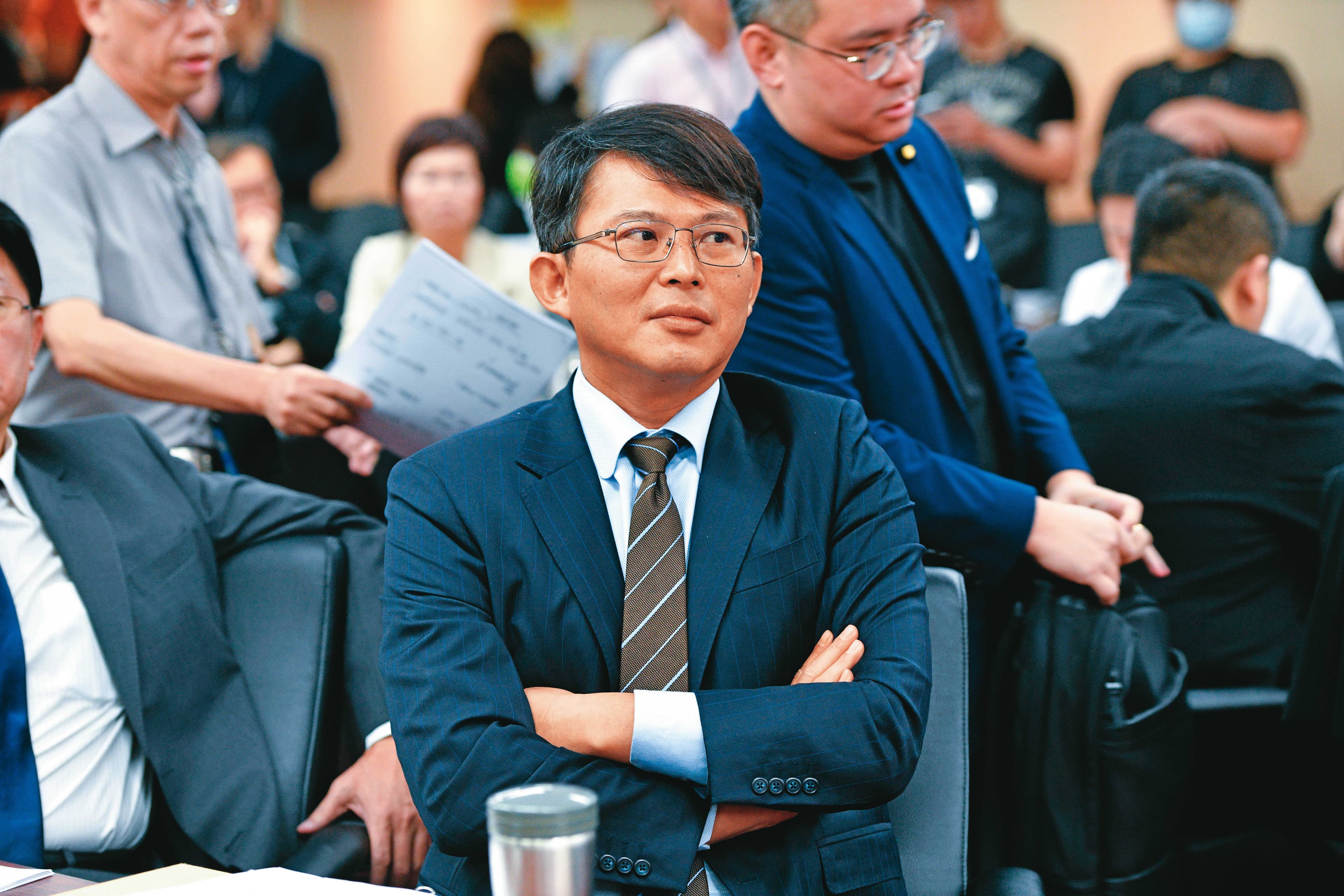 民眾黨立委黃國昌在9月18日已獲柯文哲出庭時指定為黨主席接班人。