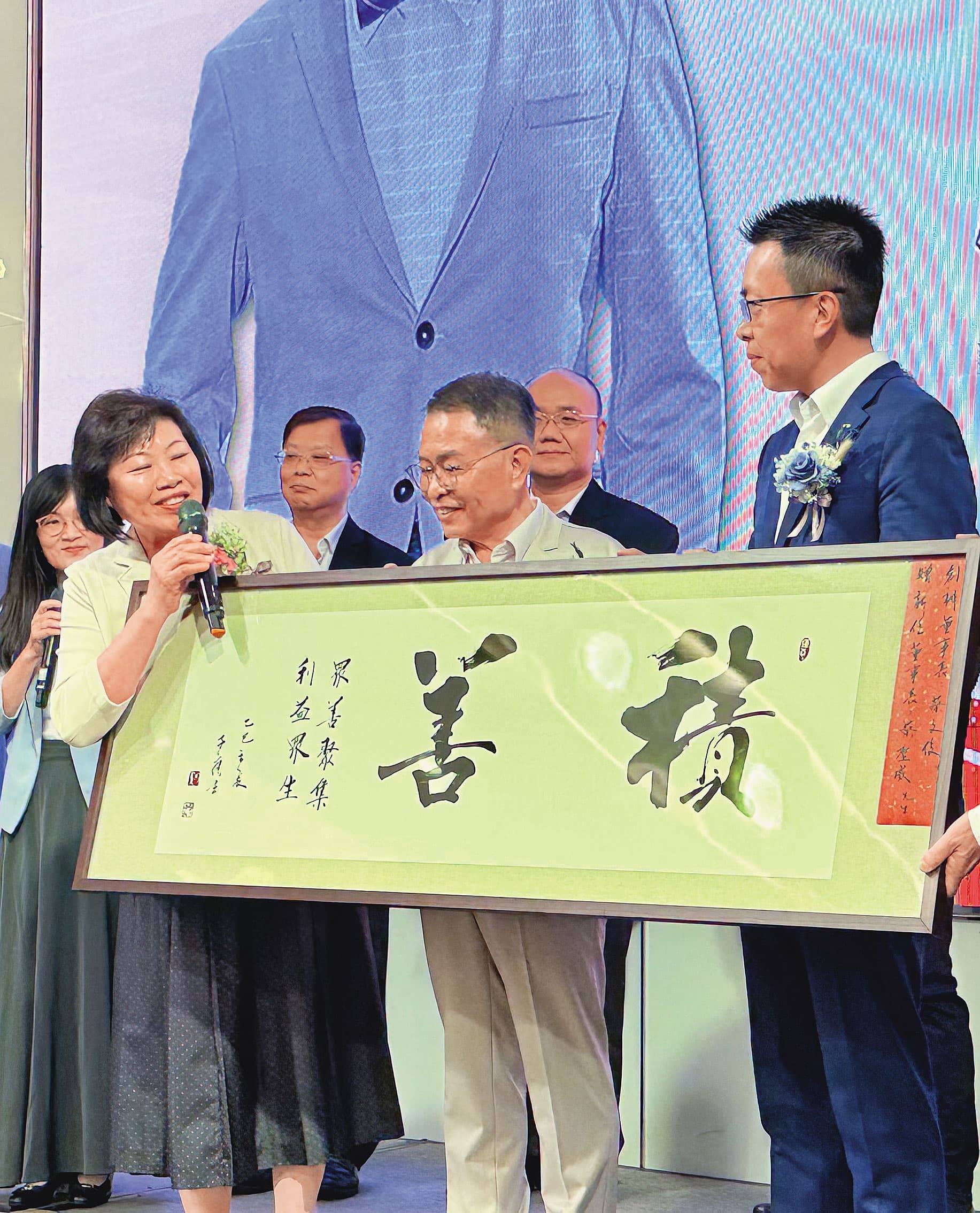 公勝保經創辦人蔡文俊（中）去年將董座交棒給長子蔡聖威（右），以「積善」2字作為接班箴言。（公勝保經提供）