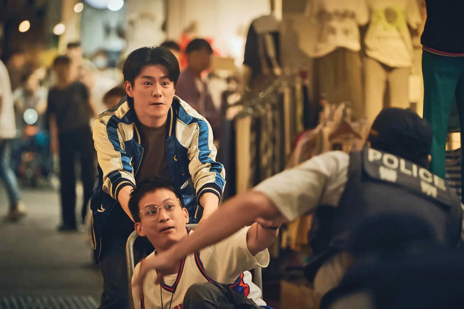李程彬（後）主演的《成功路上》，4日起每週日在公視台語台和華視播出。前為演員黃奇斌。（華視、公視台語台提供）