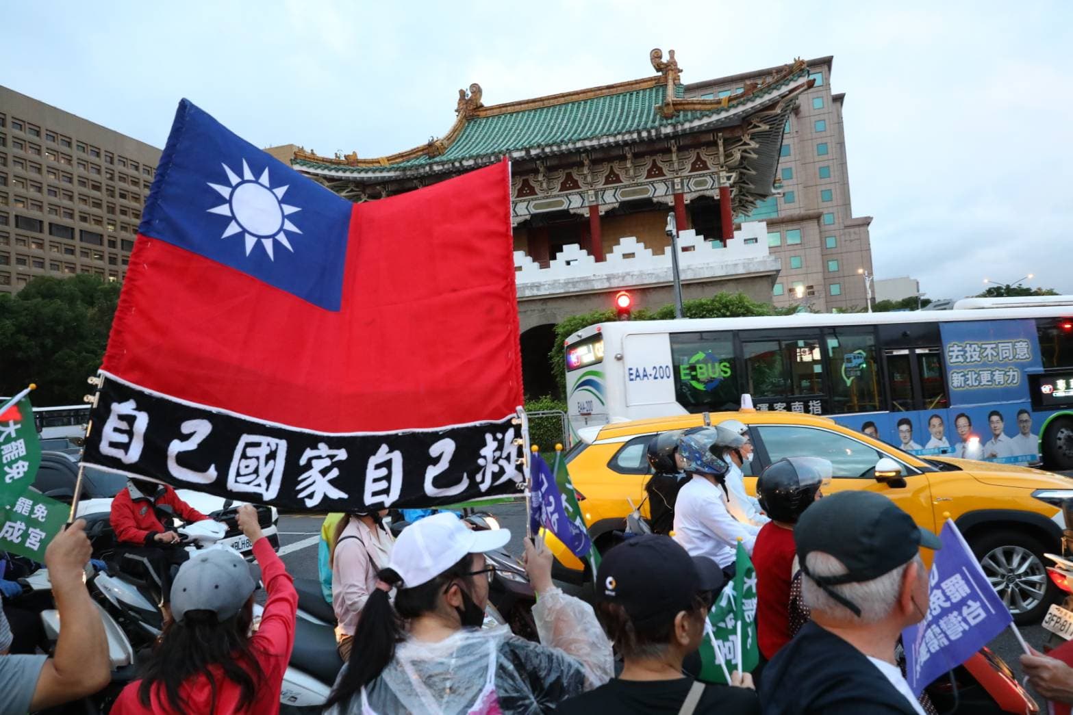 凱道到湧入力挺大罷免的民眾。