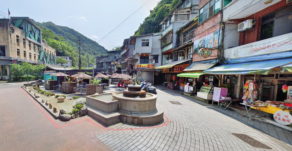 鍾文智在住家旁先攔計程車在台北市區亂繞，隨後直奔石碇市區（圖），下車後即行蹤不明至今。（翻攝GoogleMaps）