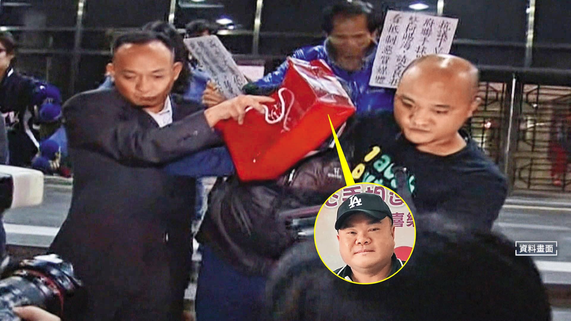 鍾文智（前中）10年前曾涉及炒作TDR遭北檢調查，他被交保時由2名友人貼身保護，並用紅色紙袋遮臉。（鏡新聞提供）