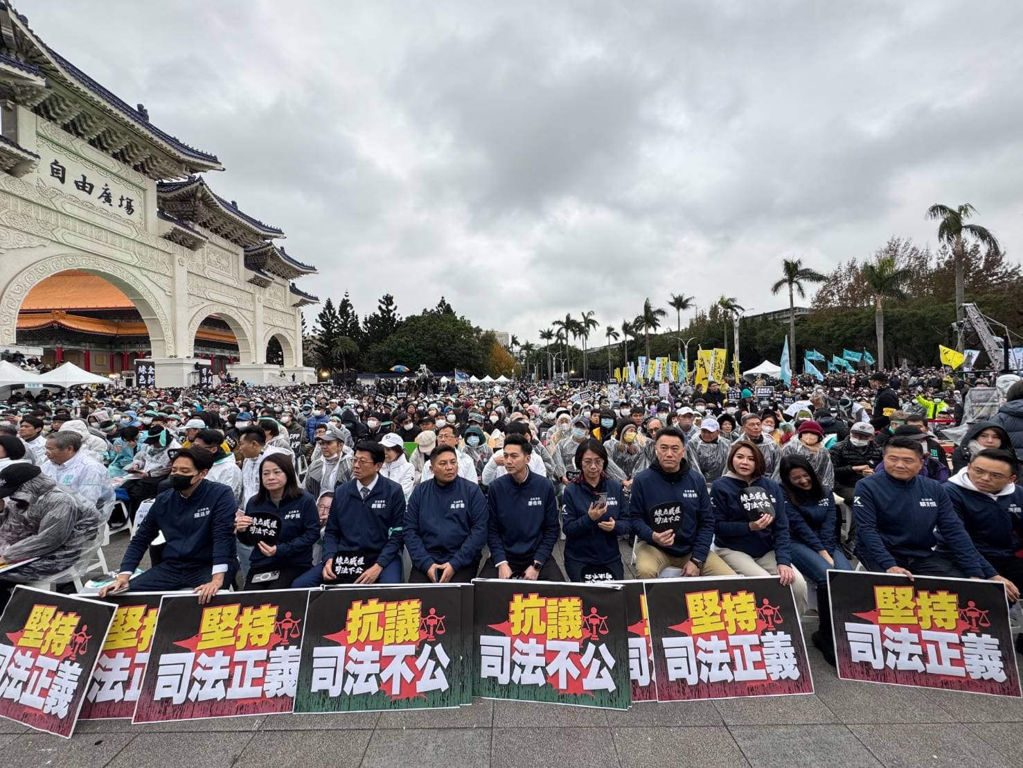 國民黨多位立委今到場聲援民眾黨「釘孤枝」活動。