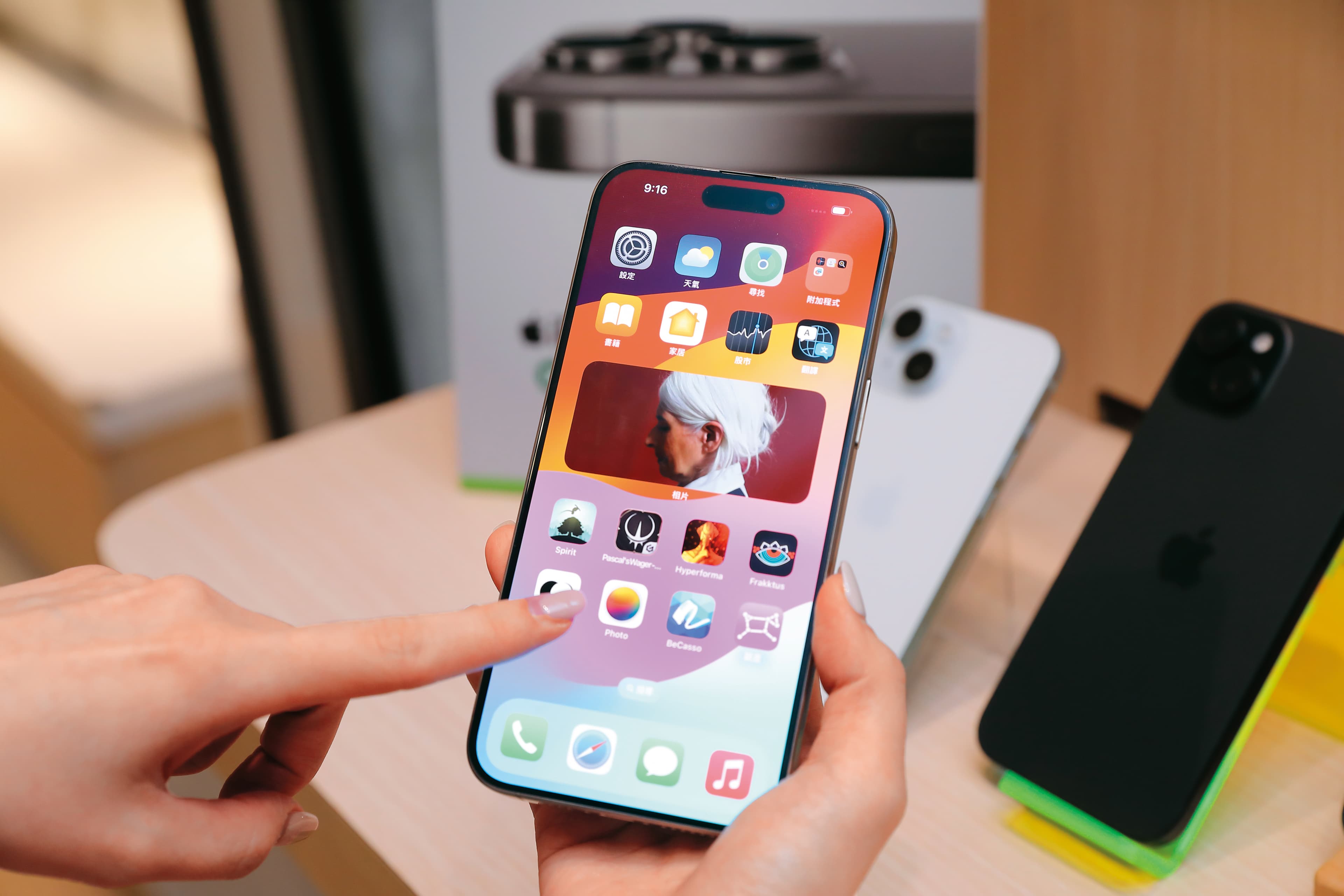 最新的iPhone 15中也已發展出相關程式，能為使用者客製化深偽影音。