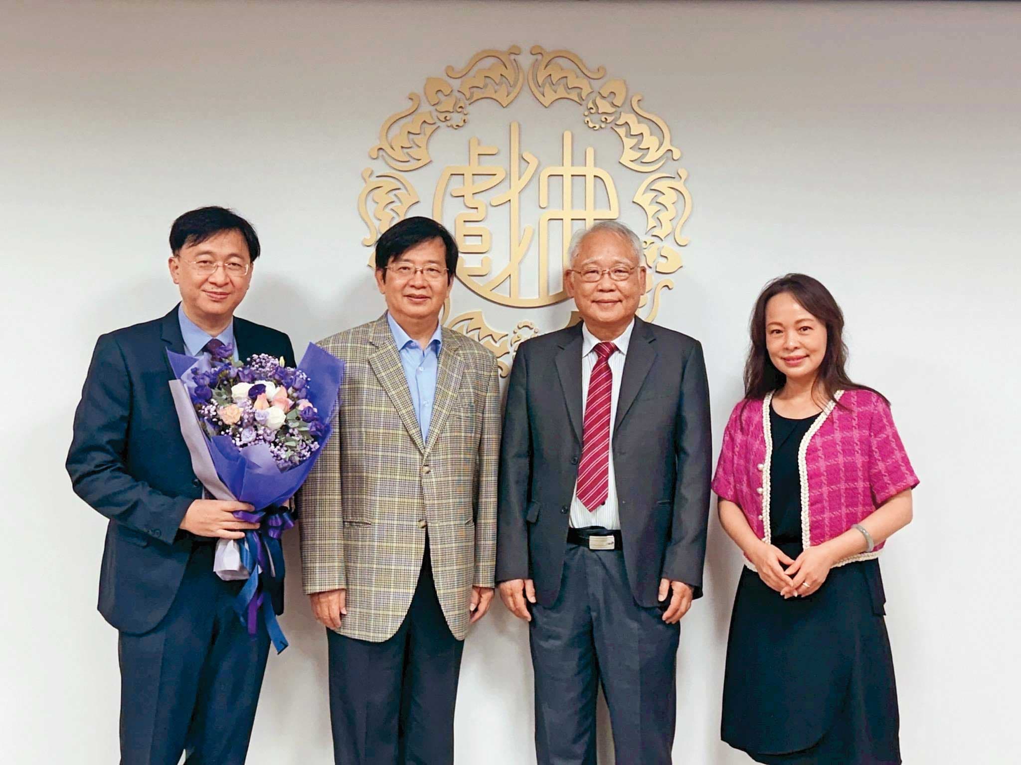 台灣戲曲學院校長李揚（左2）、主祕徐宗鴻（左1）與敖國珠（右1）徹底撕破臉。（翻攝台灣戲曲學院臉書）