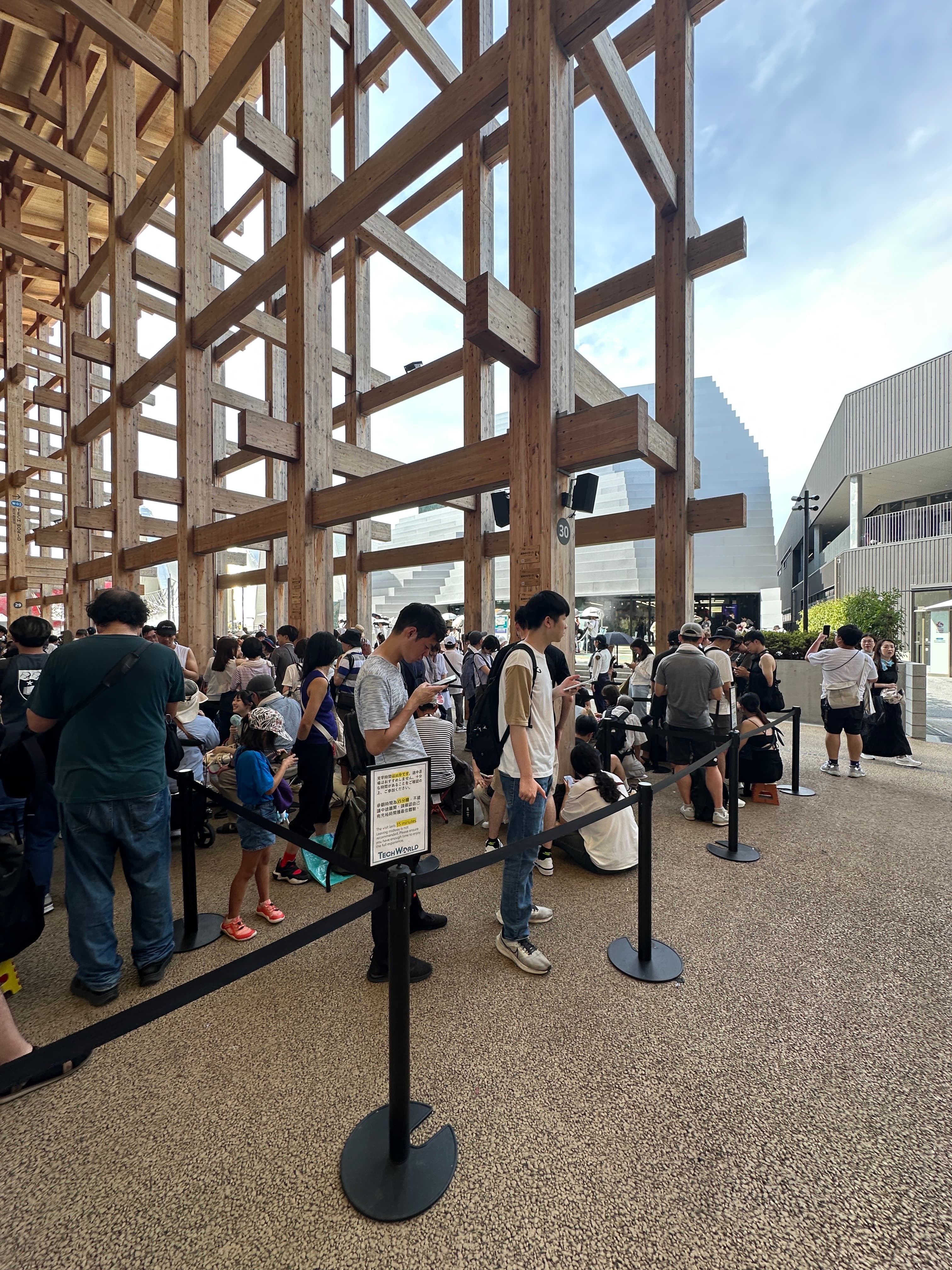 要進TECH WORLD館的排隊人潮在大屋根下折了好幾個彎。