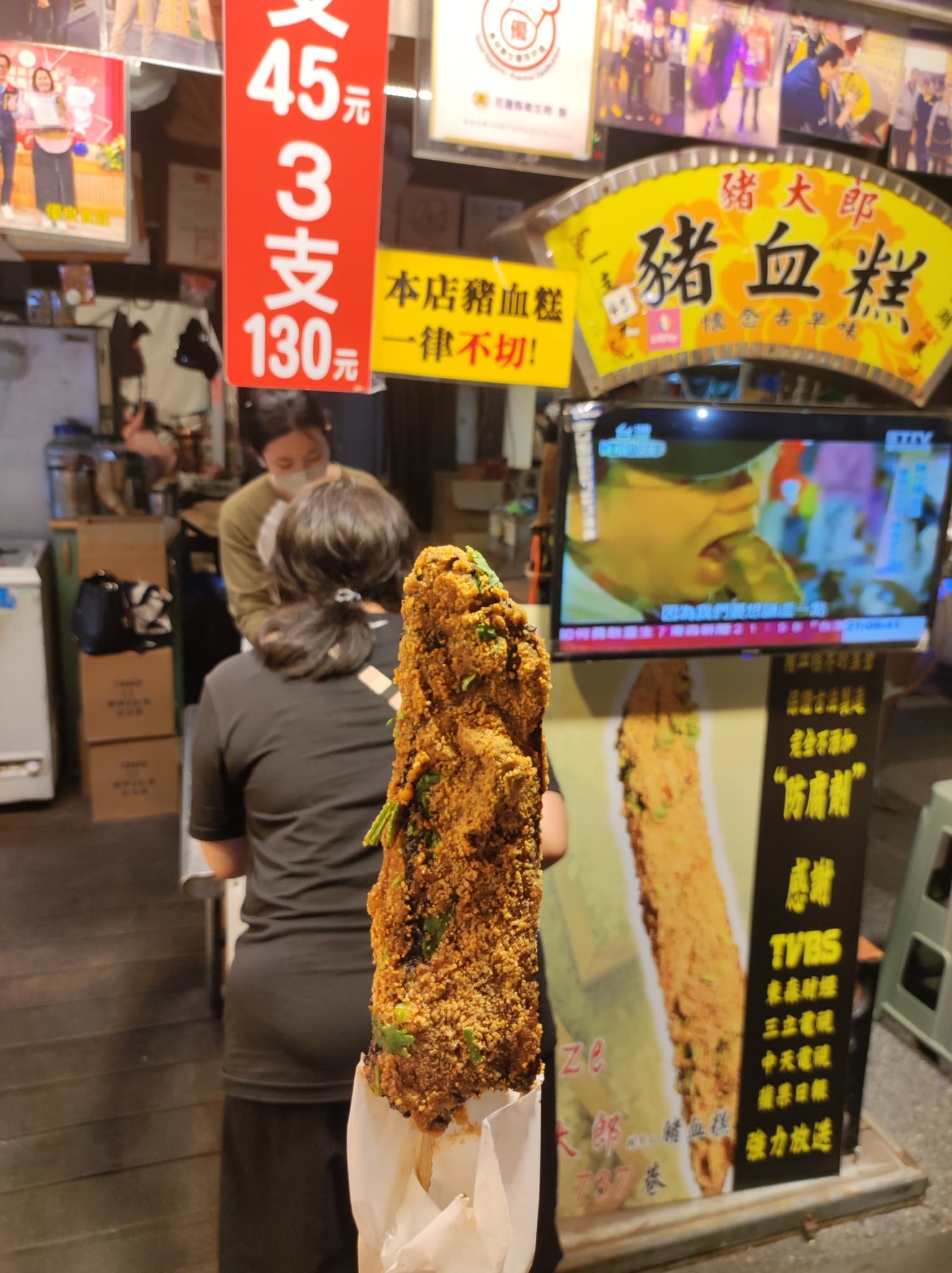 資深菜販廖炯程觀察，上週香菜價格一度喊到一斤400元，但仍有豬血糕攤販願意提供香菜。（翻攝自廖炯程臉書）