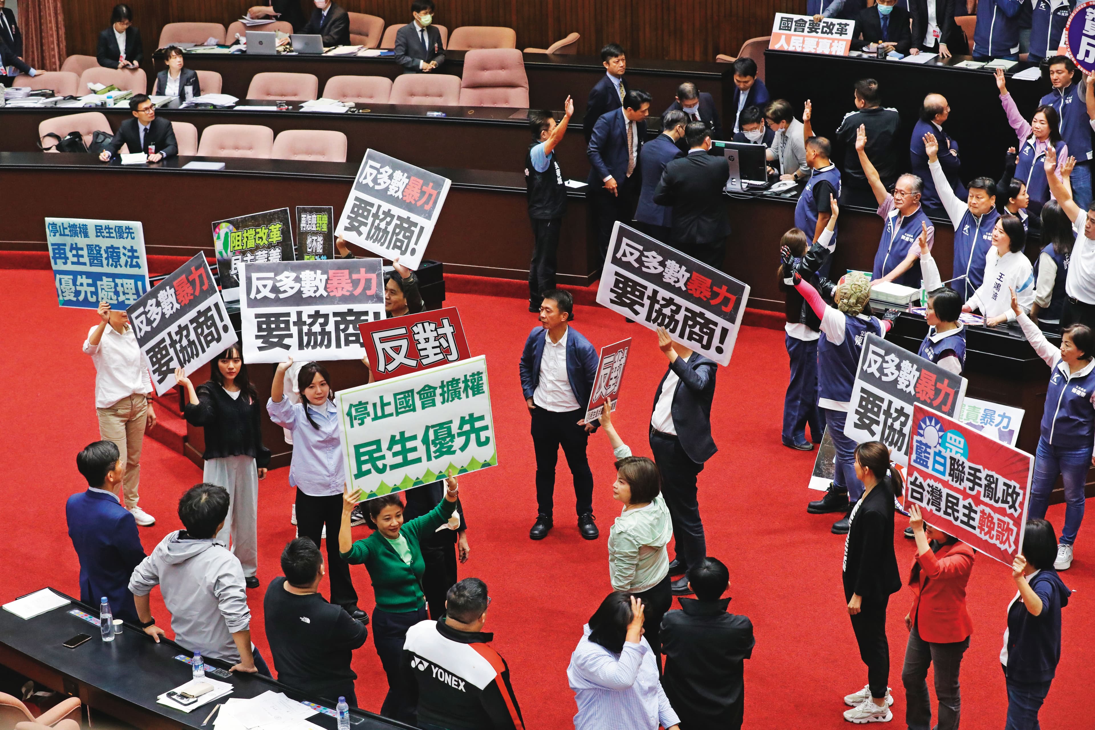 5月17日當天朝野立委在議場內對峙，互舉手牌表達立場。