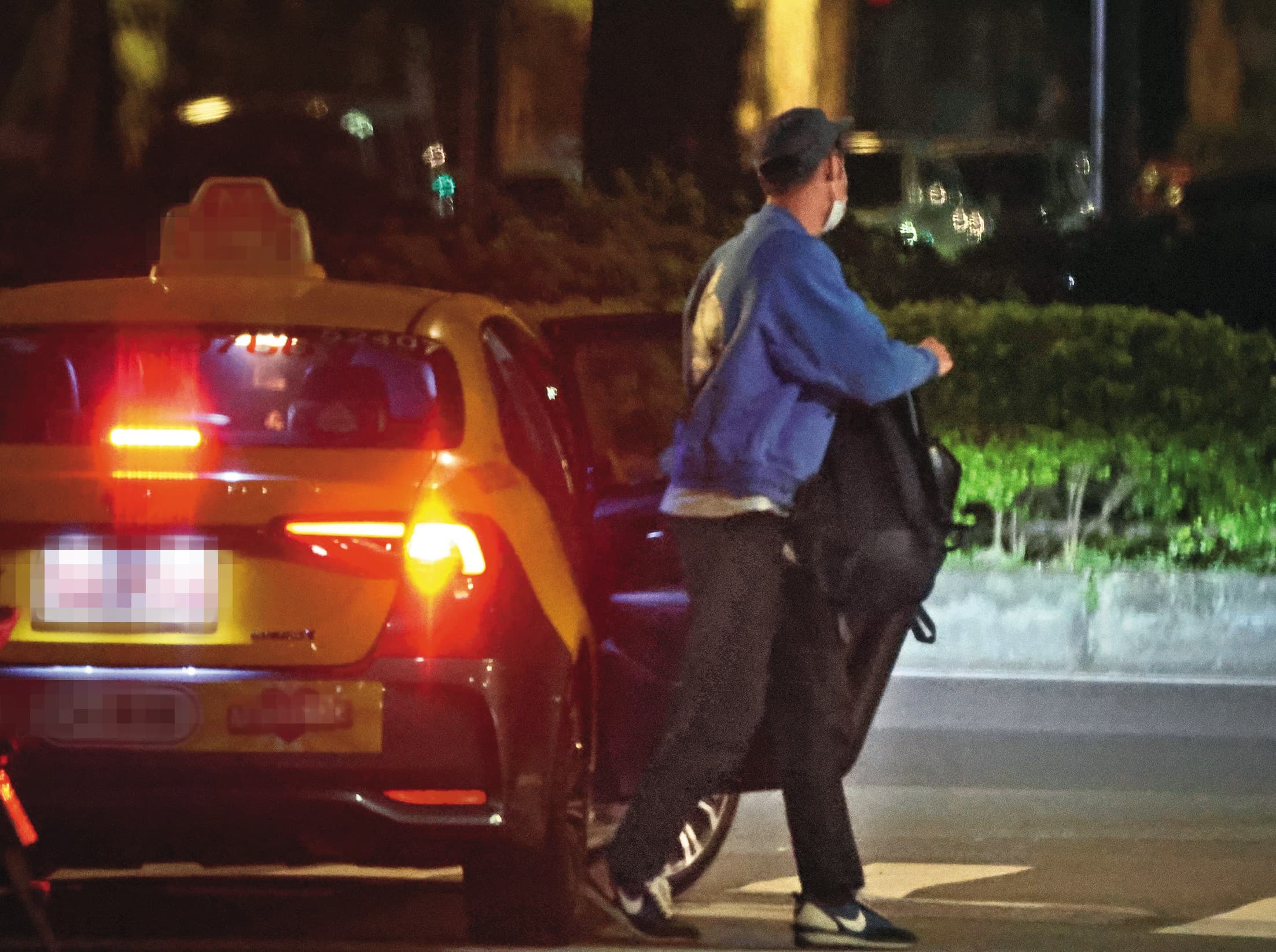 20：53，阮經天出入都用計程車代步，行程感覺滿滿而且腳步倉促。