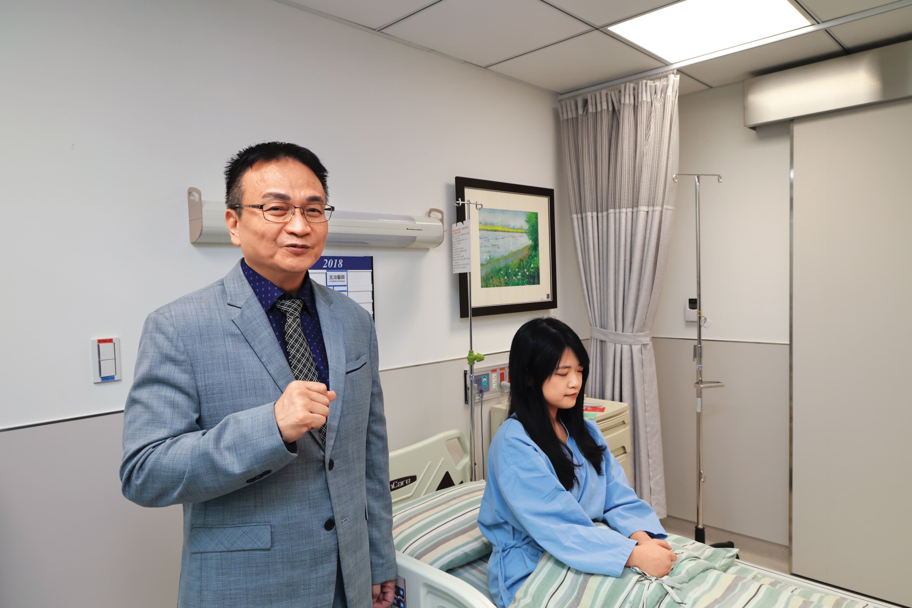 長聯科技董事長李友錚（右）喊話明年第一季將量產200台愛寶，同時著手開發第二代AI代理機型。
