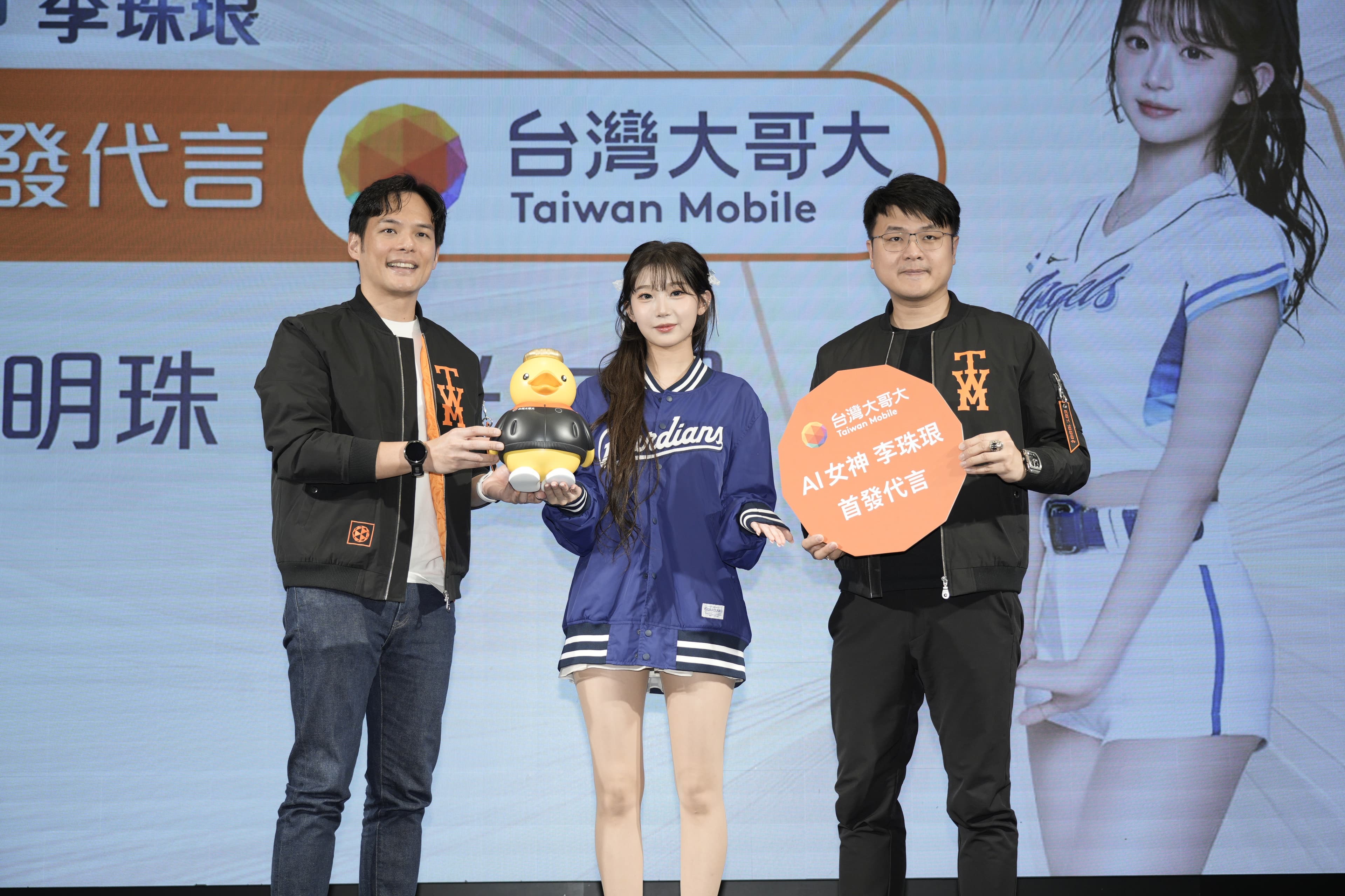 台灣大哥大總經理林之晨（左）宣布李珠珢成為年度代言人。