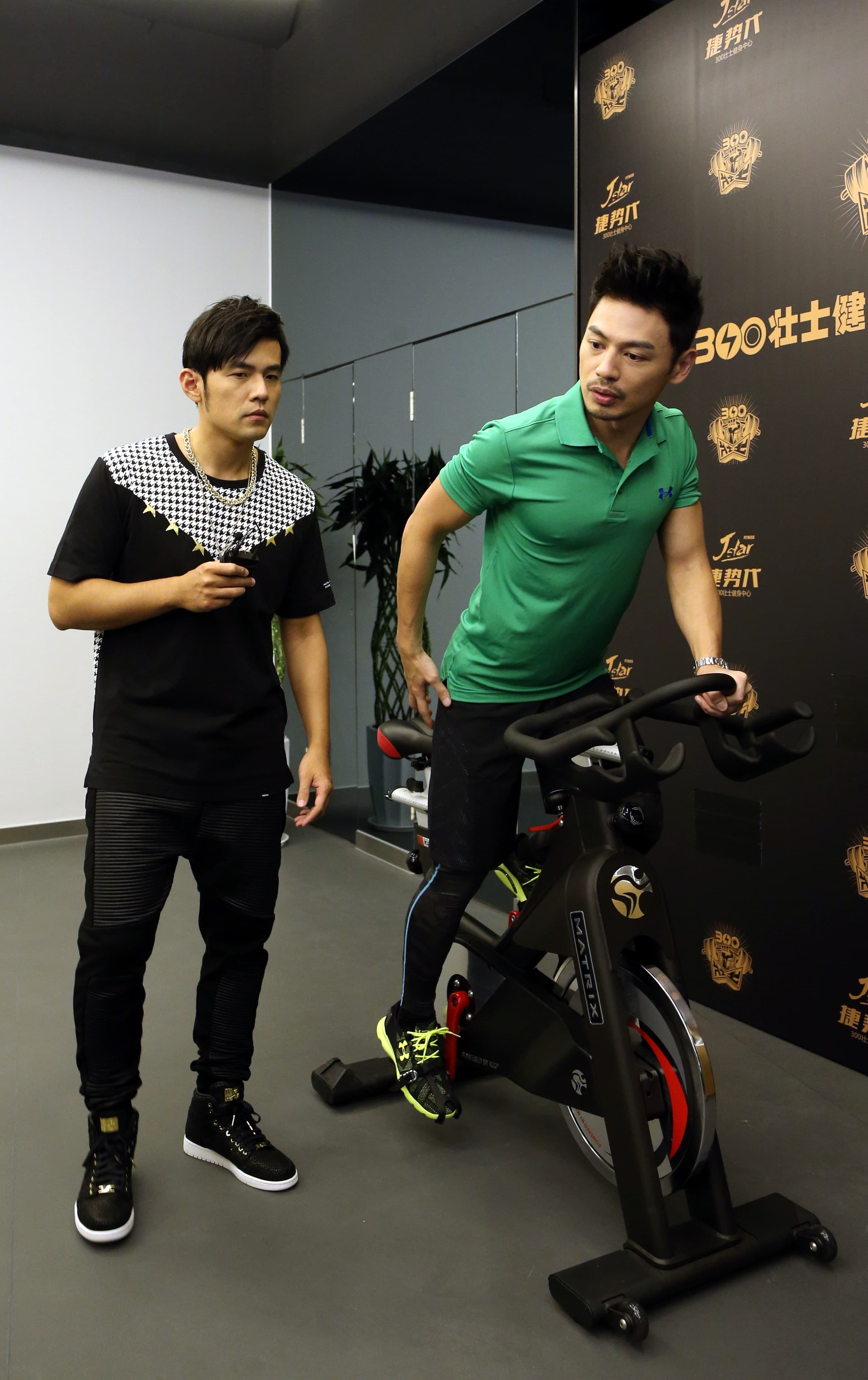 周杰倫（左）因喜愛健身，曾加入好友劉畊宏的300壯士健身房經營。右為阿KEN。（翻攝阿KEN微博）