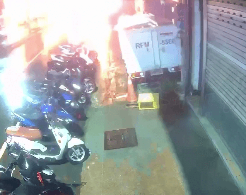 高翠路氣爆監視器畫面曝光，火球瞬間竄出伴隨巨大爆炸聲響，附近居民全被驚醒。（翻攝畫面）