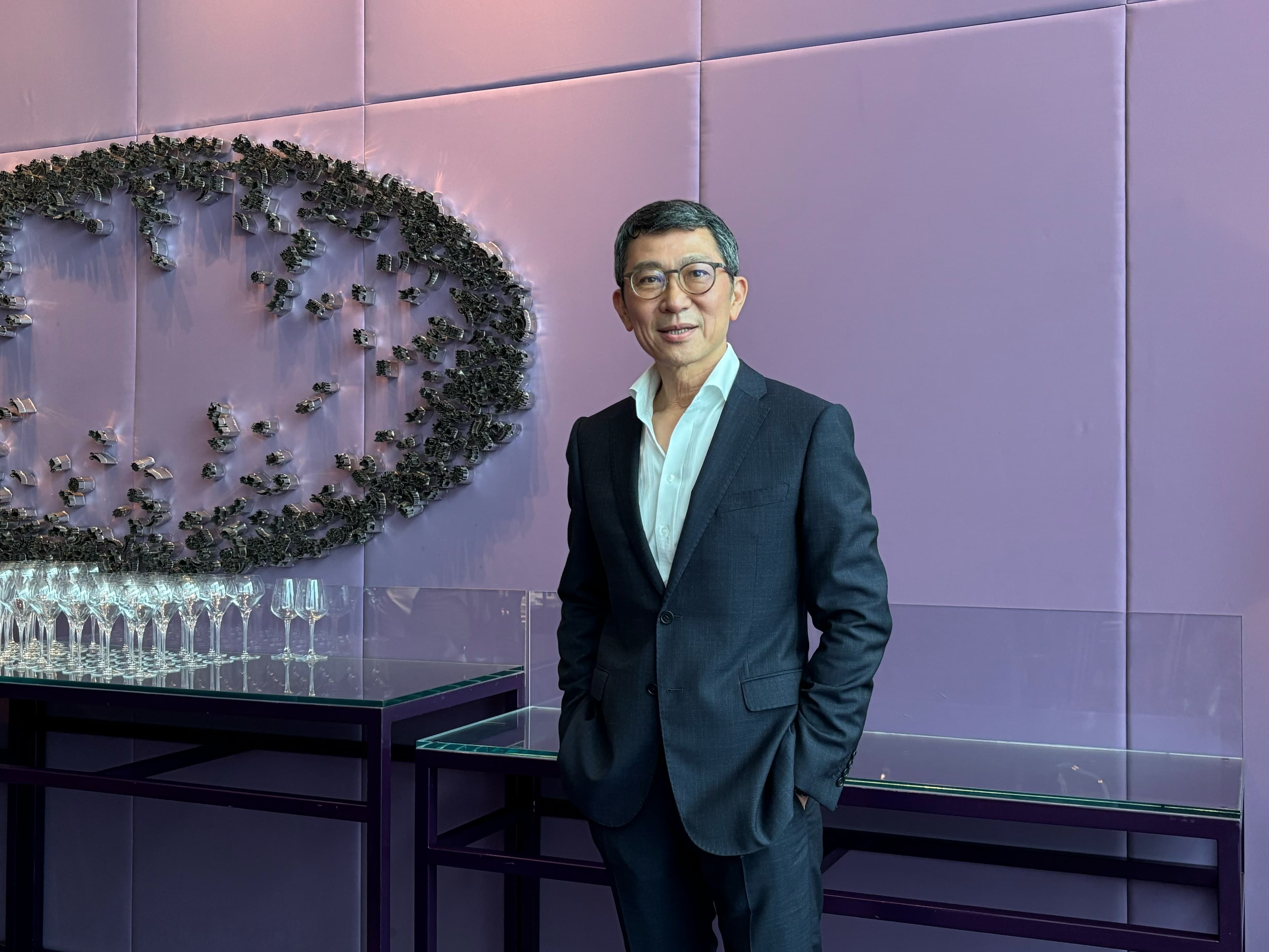 訊聯集團董事長蔡政憲表示，訊聯基因數位與達梭系統台灣合作，提供生技製藥業者全新AI解決方案，藉此加速新藥開發流程，提高成功機率。(林哲良攝)
