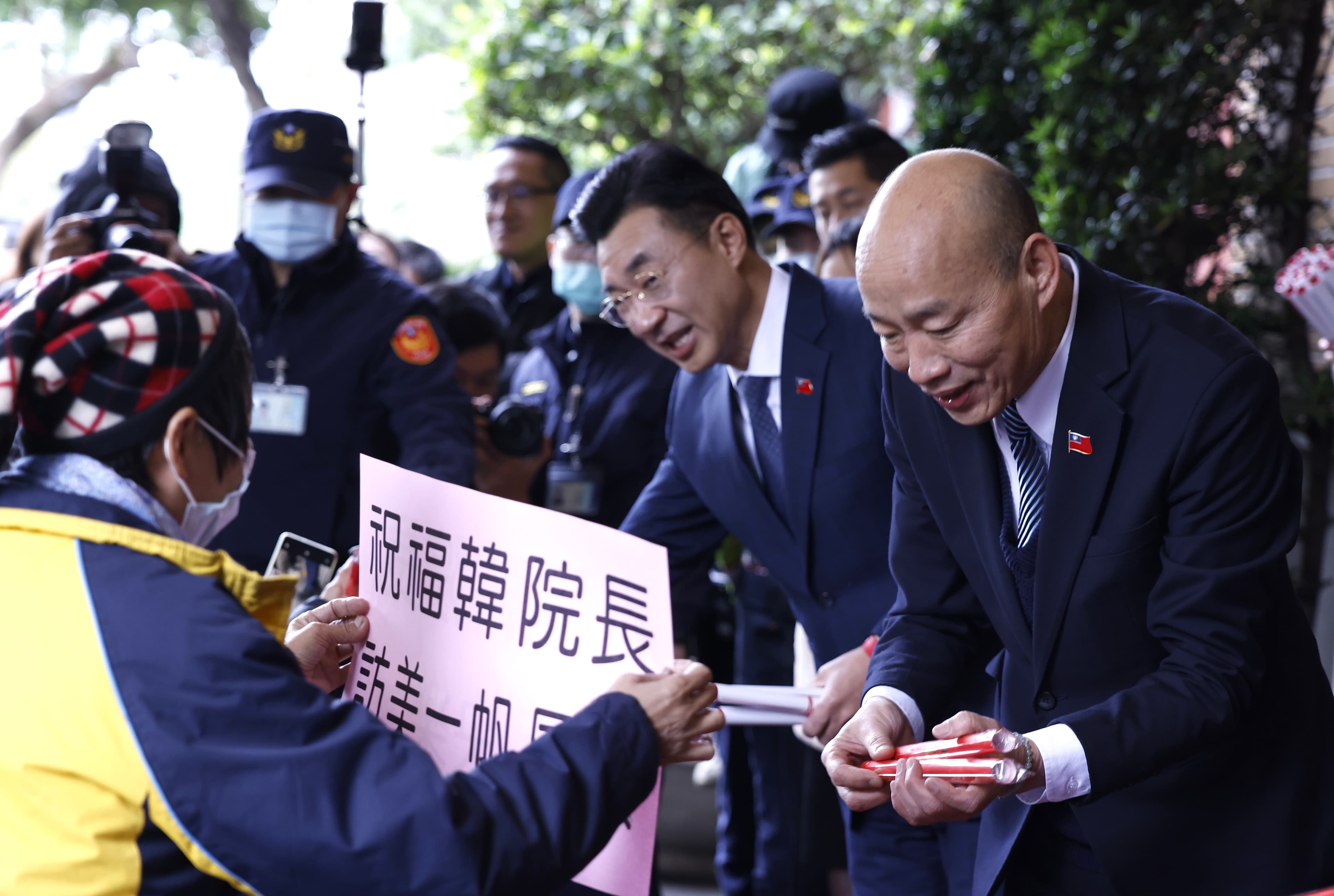 韓粉們領取春聯時祝福韓國瑜訪美順利。