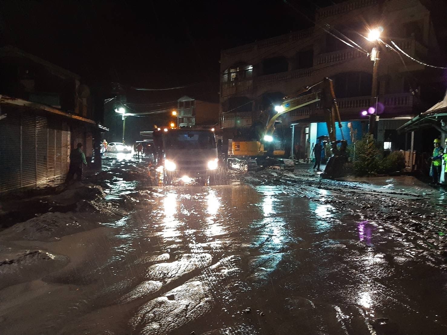 光復鄉街區被洪水與泥沙淹沒，搶災人員連夜清淤，恢復道路通行。（翻攝自徐榛蔚臉書）
