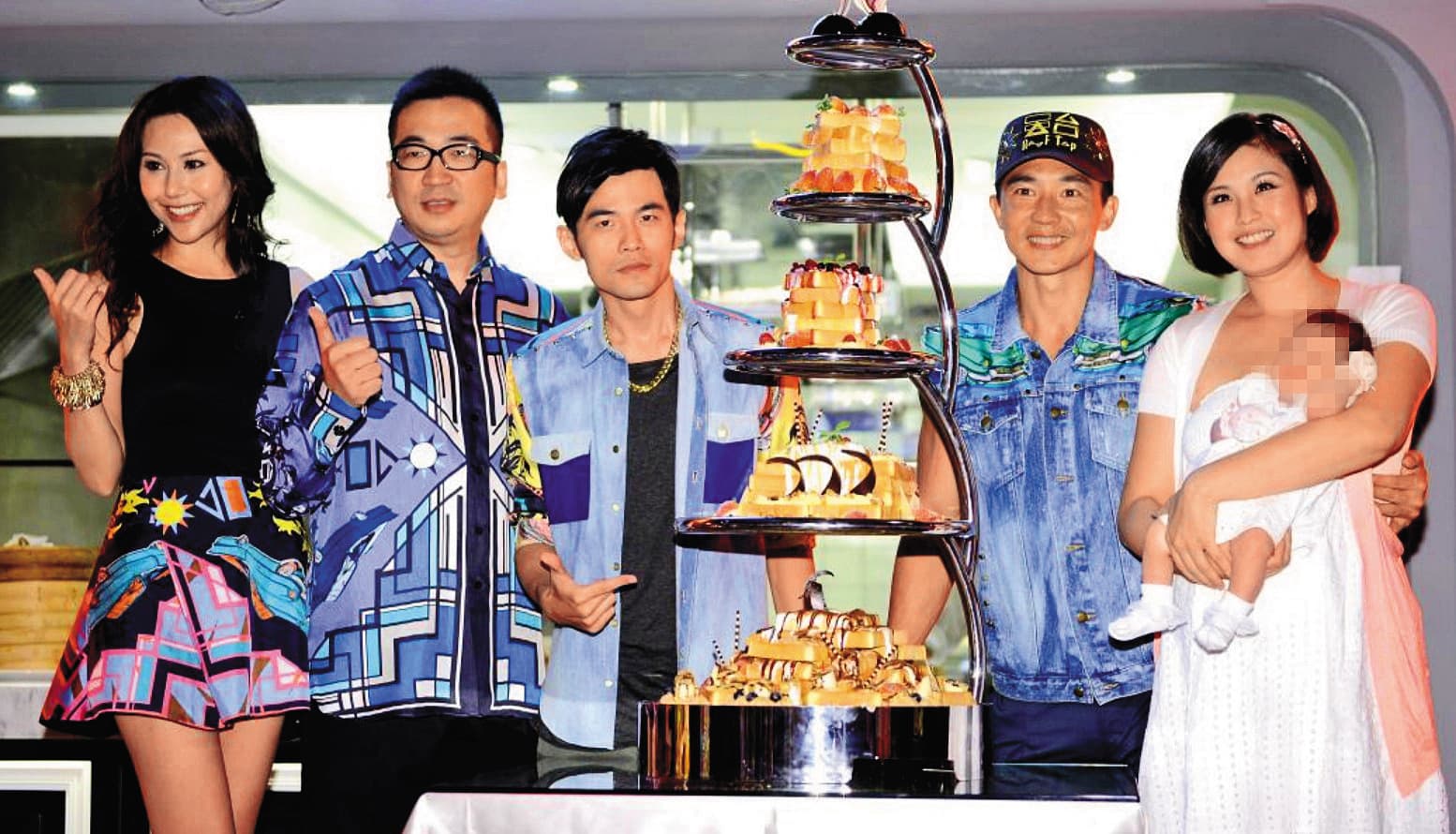 2013年，周杰倫（左三）和劉畊宏（右二）、王世均（左二）合作開天台食堂餐廳。（天台食堂提供）