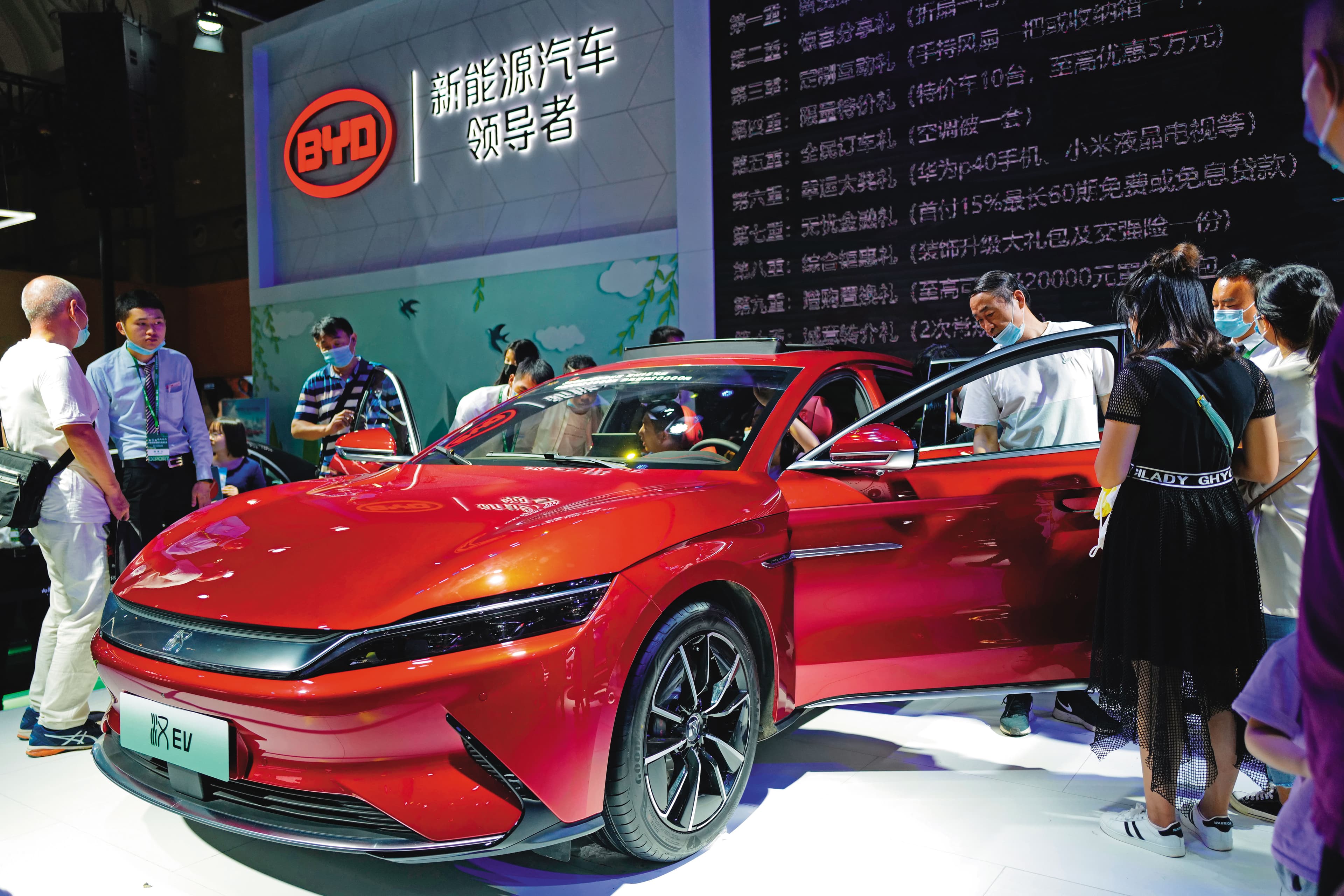 中國比亞迪等電動車大量採用成熟製程晶片，提供創新的功能吸引消費者買單。（東方IC）