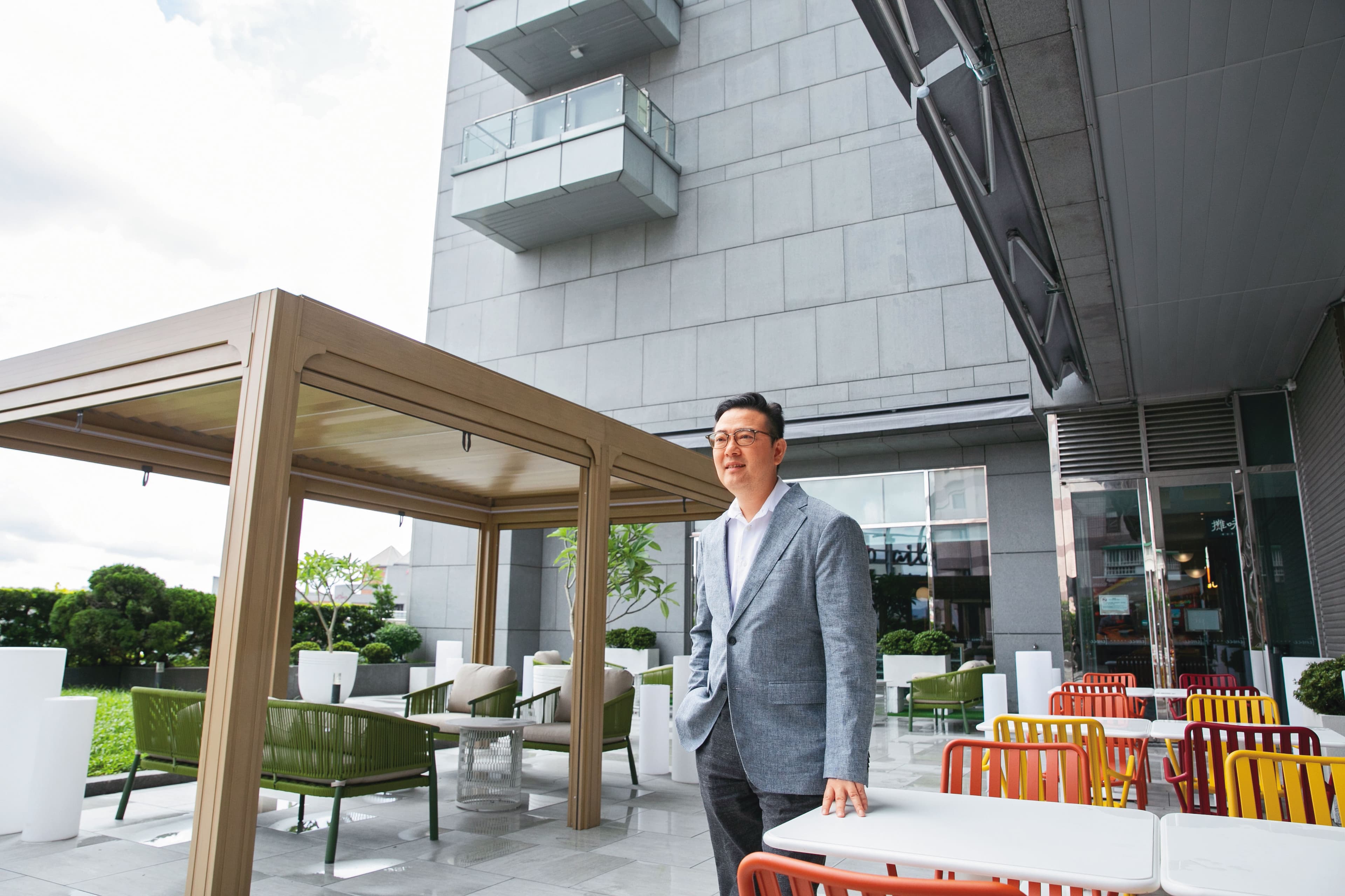 Two Tails是雙北市少有大露台的飯店，馮傑將此打造成一個大的社交場所，除了用餐外，還可辦戶外Party。