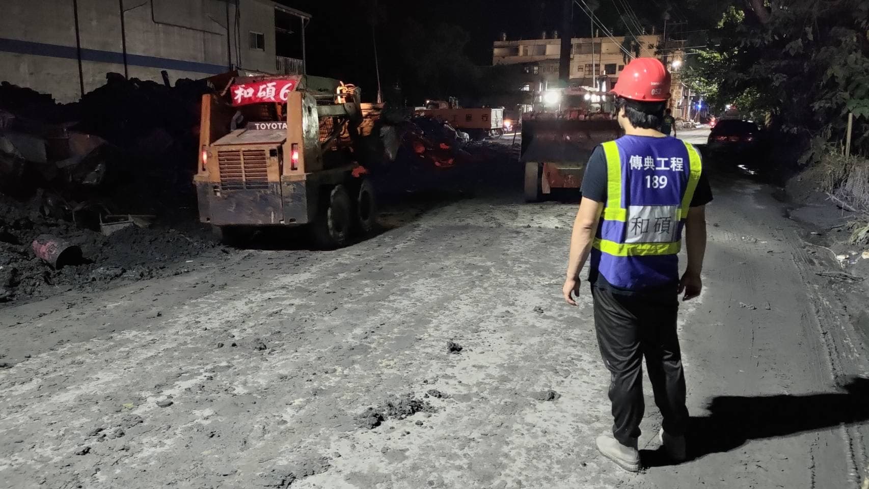 目前和碩工程車隊已進入災區正日夜輪班，加速清除污泥。(讀者提供)