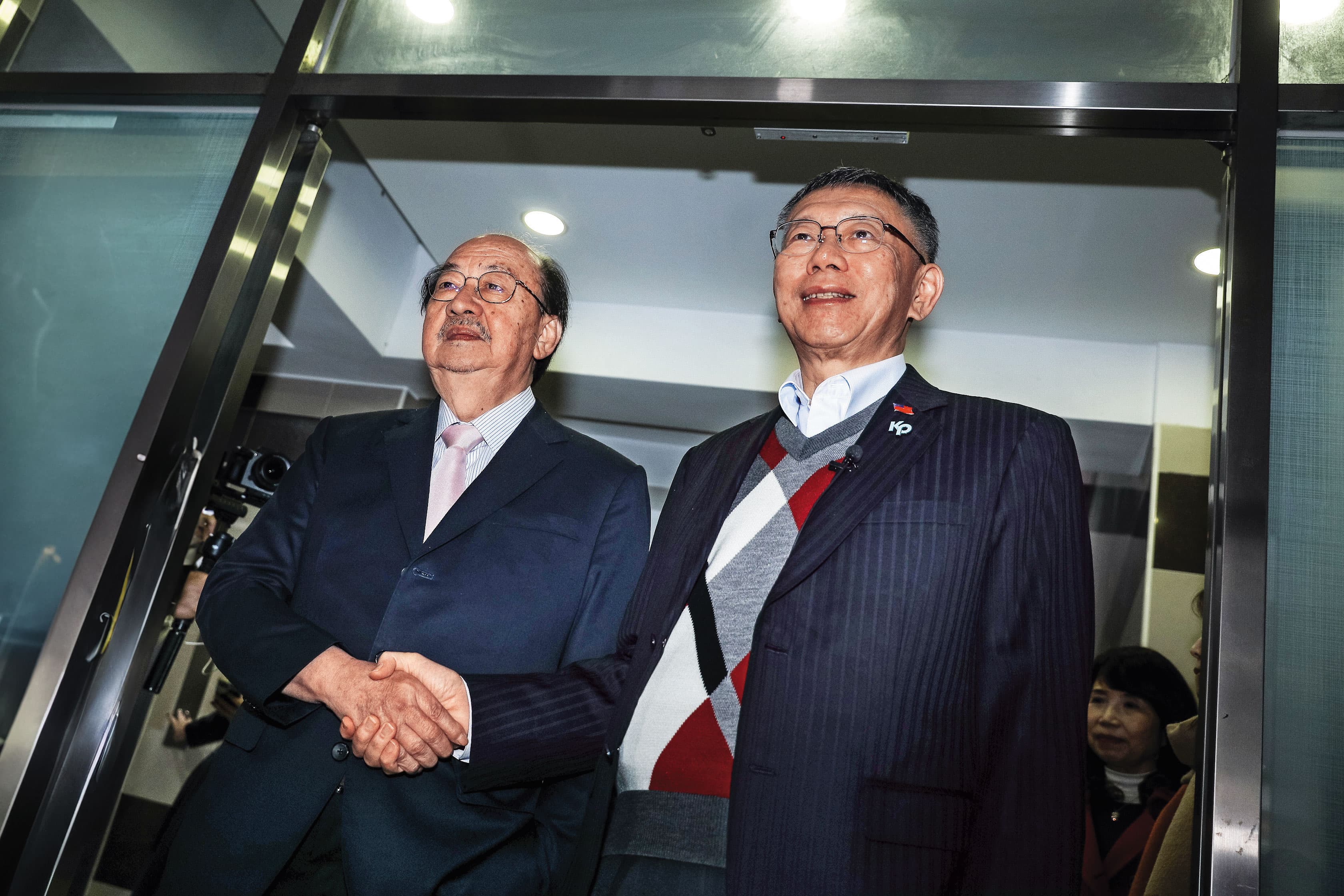 柯文哲（右）拜會民進黨團總召柯建銘（左）遊說法案，卻不見白營黨團三長列席，令黨內嗅出柯與黃國昌的路線有別。（鏡報鄒保祥）