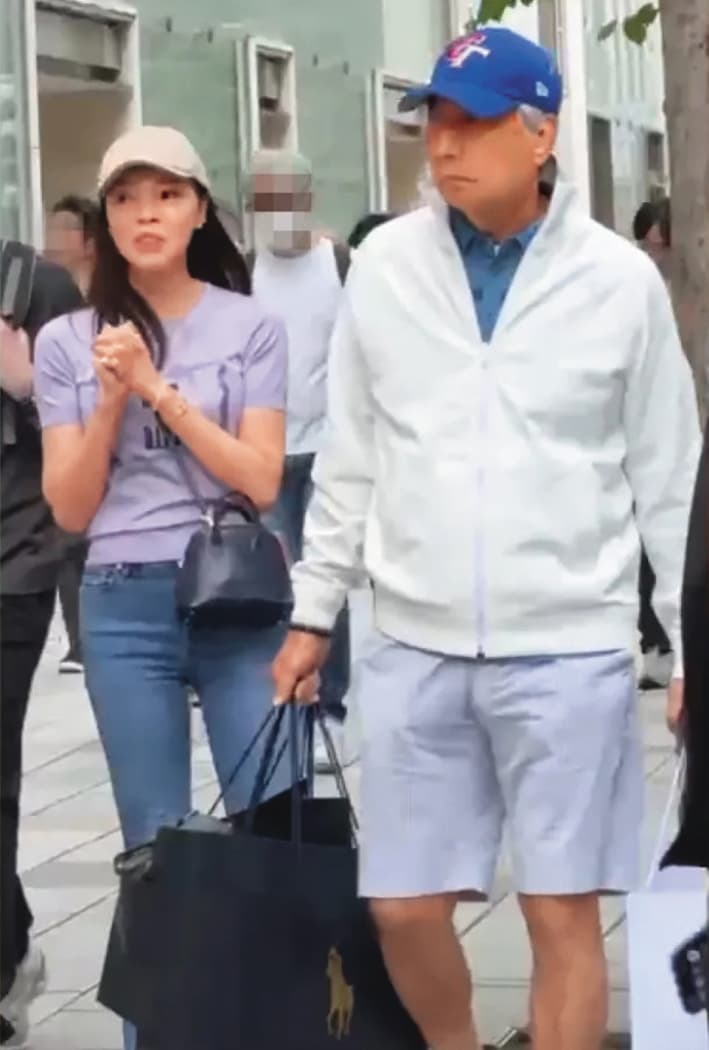 不久前郭台銘（右）與曾馨瑩（左）現身東京被民眾直擊，當時看來毫無異狀，而且互動甜蜜。（鏡報提供）