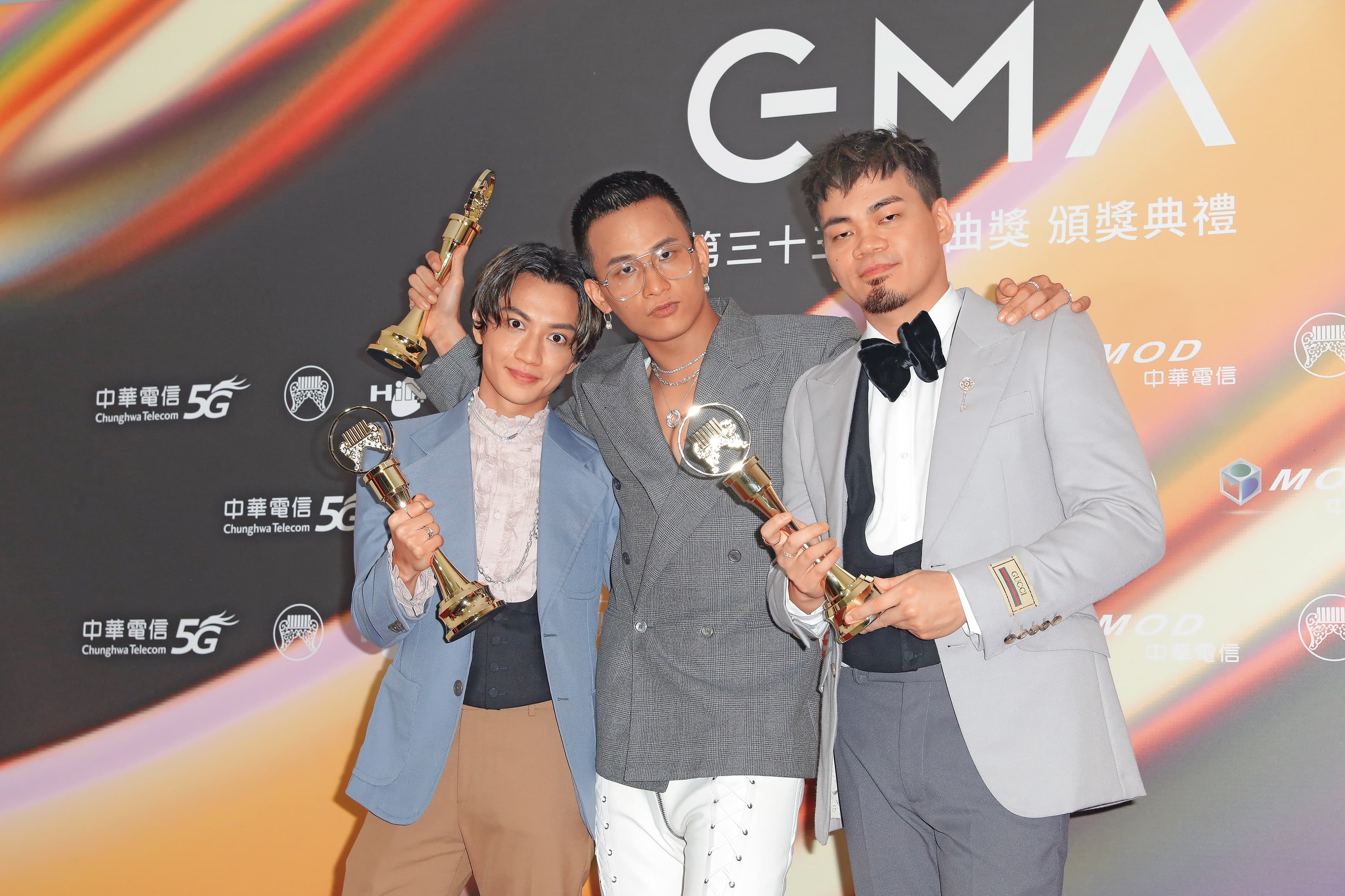茄子蛋曾以〈愛情你比我想的閣較偉大〉奪下第33屆金曲獎年度歌曲獎。左起謝耀德、黃奇斌、蔡鎧任。