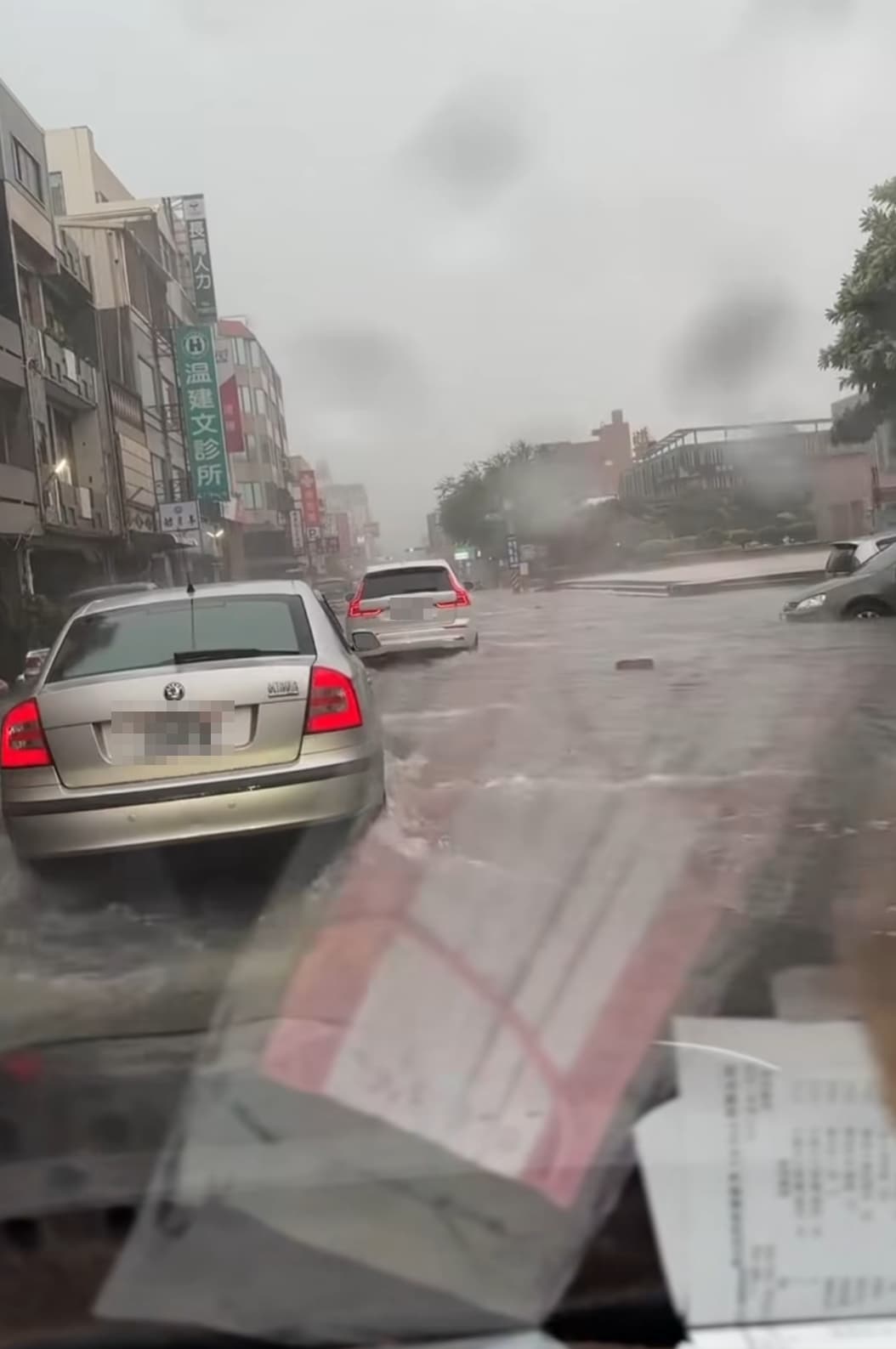 雨彈強襲彰化，導致當地許多地區都出現大淹水的情況。（翻攝自爆料公社）