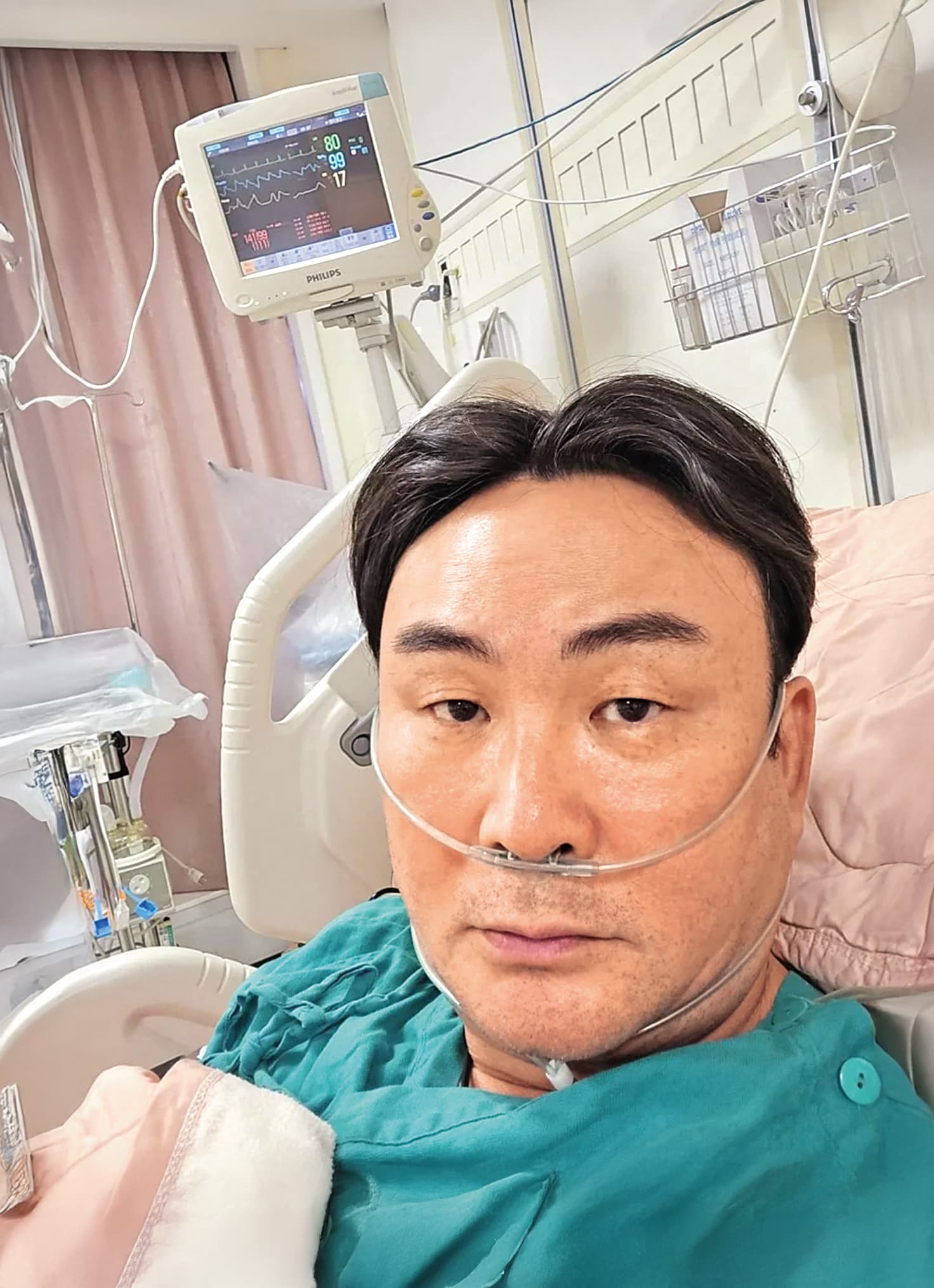 洪毛爆肝住院期間曾向電視台報平安，豈料病況又有變化，引發敗血症。（翻攝自洪毛臉書）