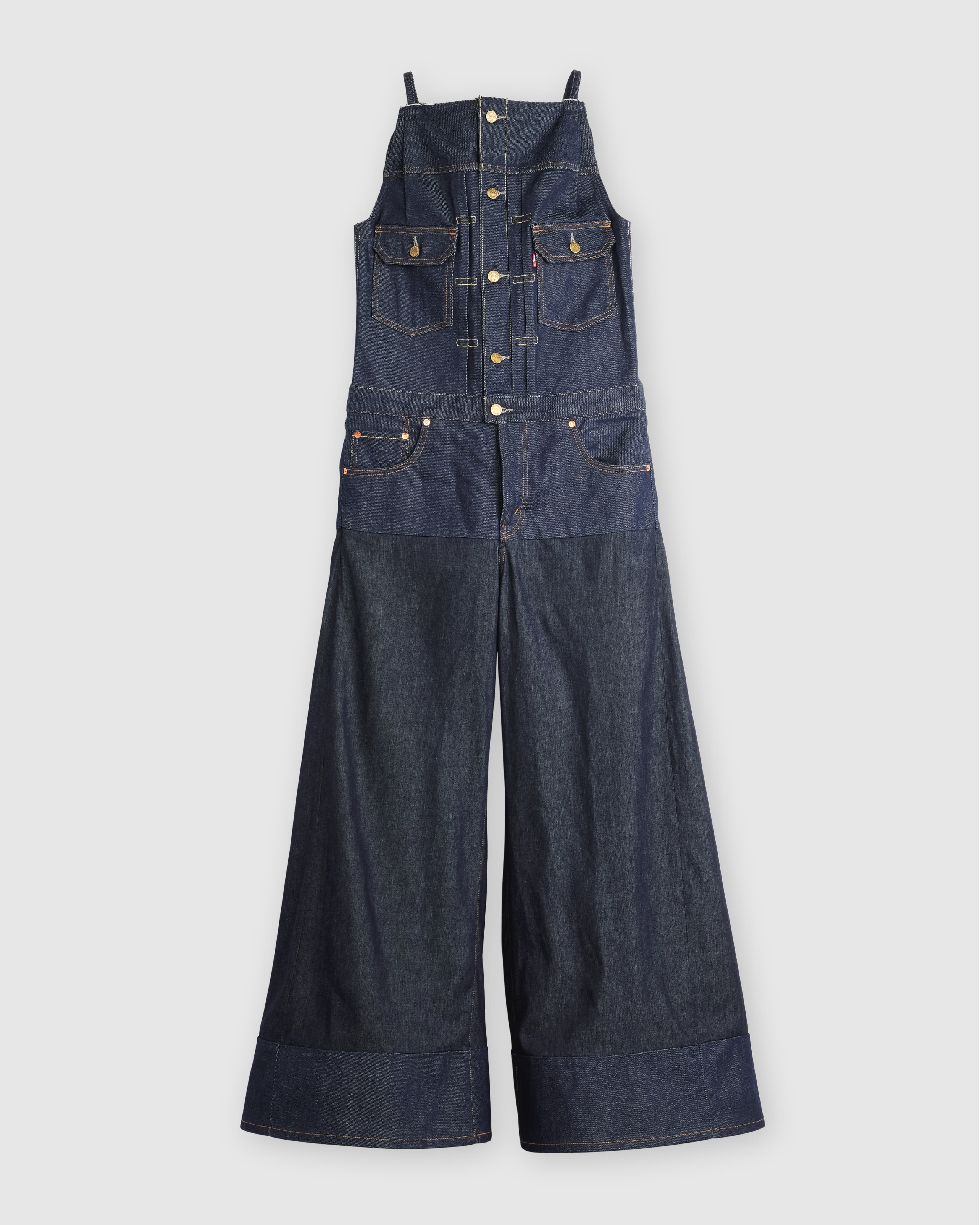 Levi’s x sacai聯名系列靛藍丹寧連身褲。NT$25,800（Levi's提供）