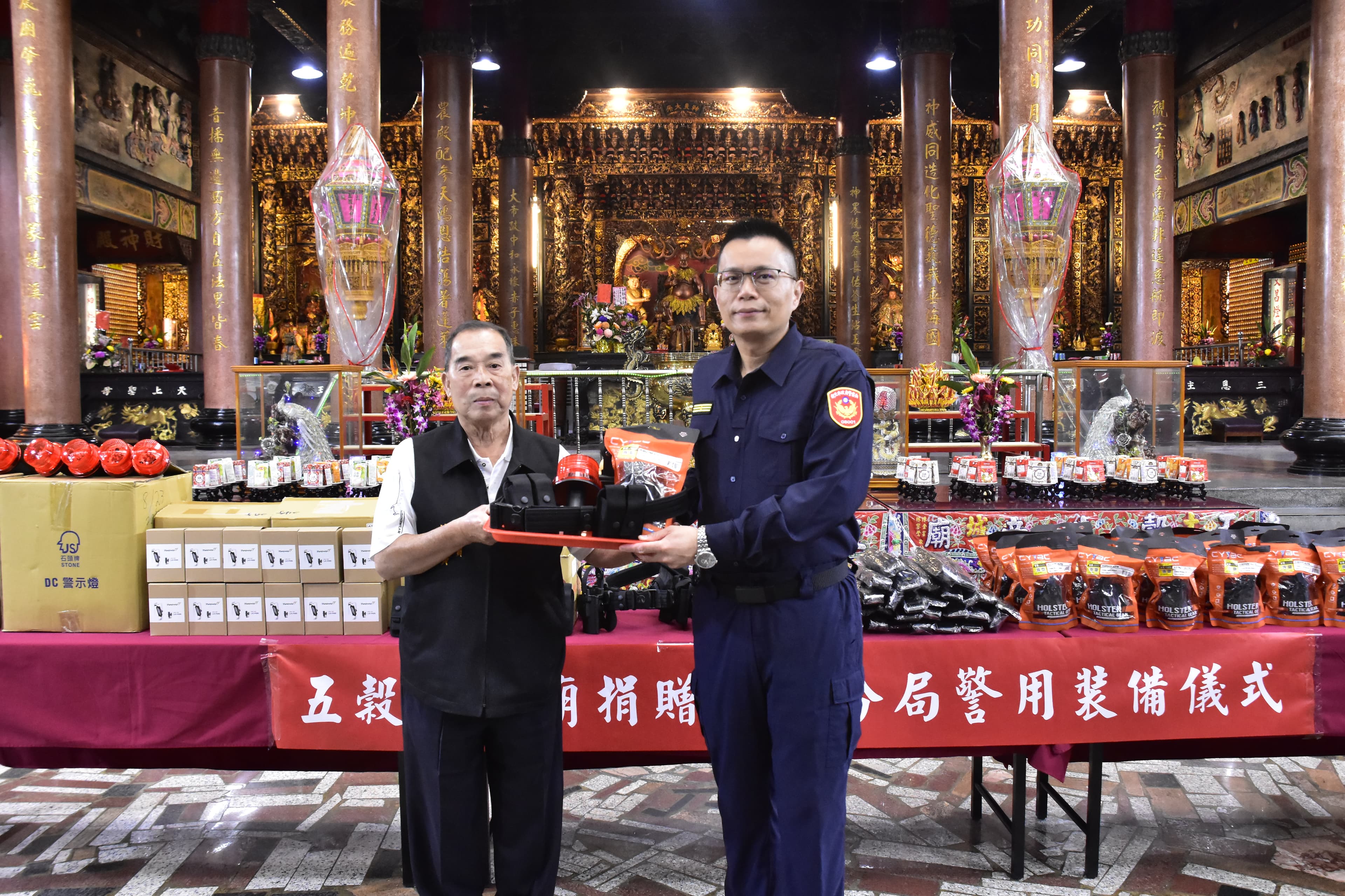 五穀先帝廟舉行致贈儀式，分局長陳建龍代表受贈並回贈感謝狀給主委李長寅。（土城分局提供）