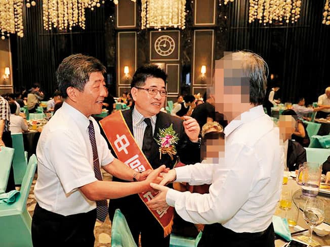 陳時中（左）曾讚謝尚廷（中）是「未來的衛福部長」。（翻攝Abc牙醫聯盟臉書）