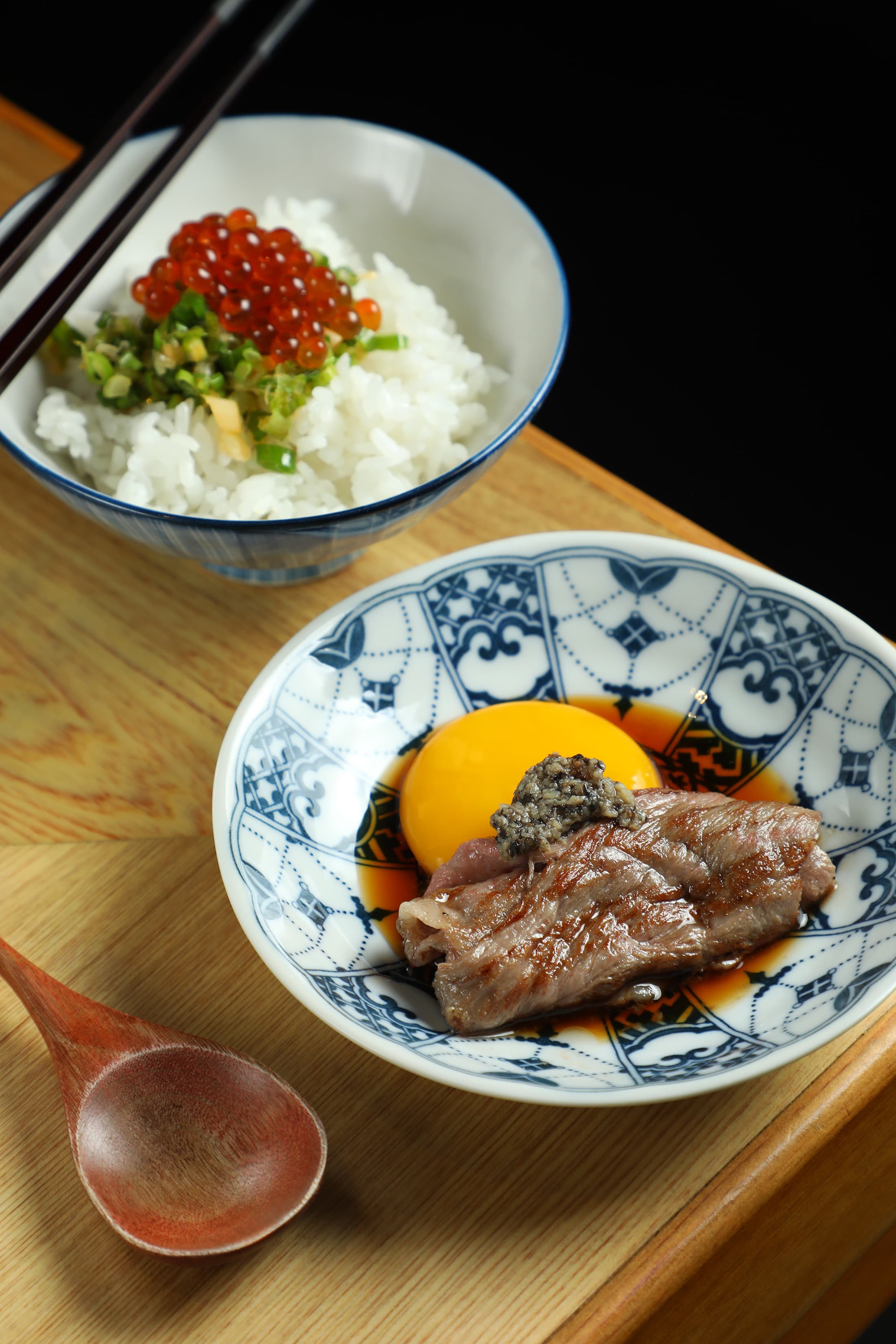「月見紐約客壽喜燒」的肉片在鑄鐵鍋裡吸附醬汁，最後以蛋黃收尾，滑順濃厚卻不膩口。（3,680及5,580元套餐菜色）