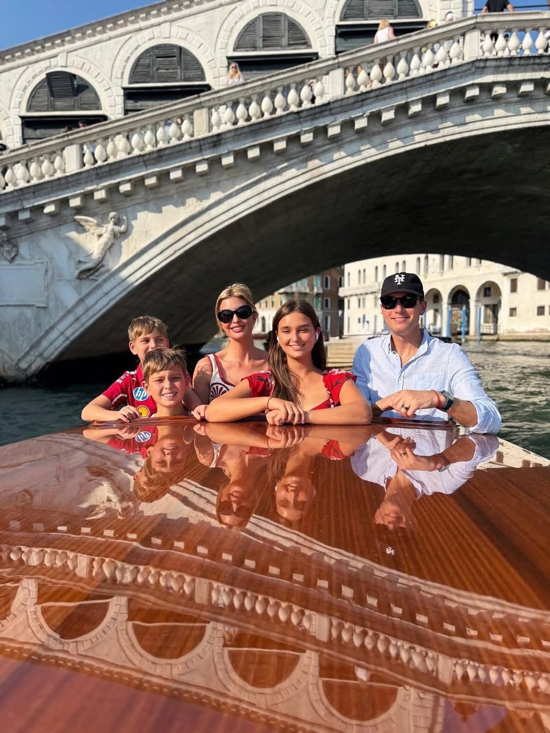 伊凡卡（右三）和庫許納（右），以及3名孩子漫遊威尼斯。（翻攝ivankatrump IG）