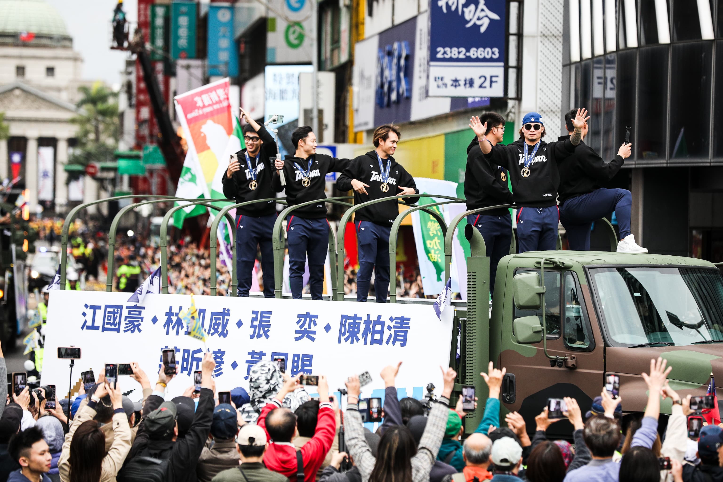 台灣英雄大遊行今天下午登場，民眾熱情向台灣隊成員們表達敬意。