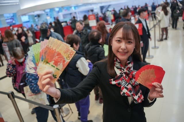 這名女銀行員在滙豐銀行旺角彌敦道分行任職。（翻自《香港01》）