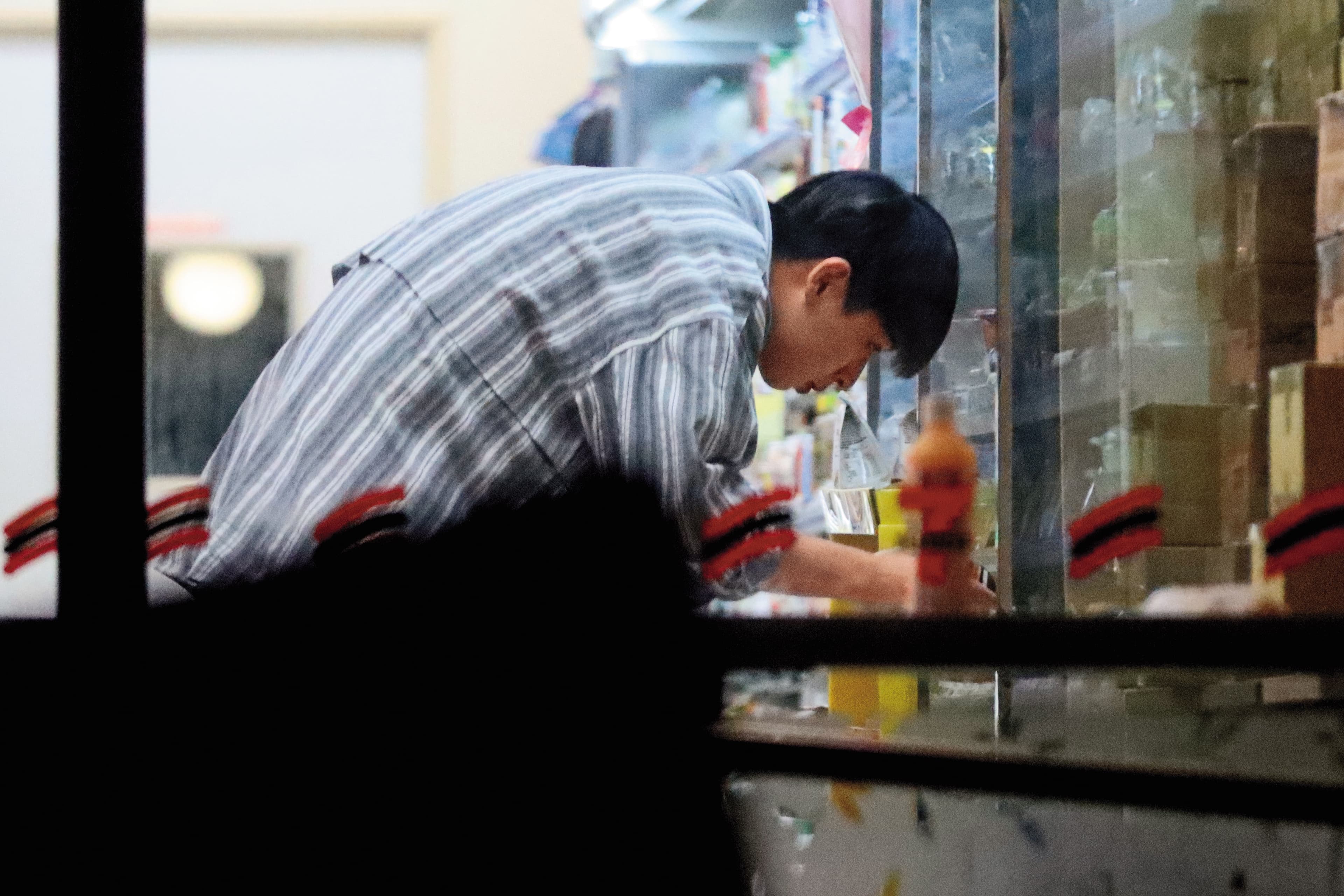 00：25，接著輪到林亭翰出門到便利商店，兩人特地一前一後分開行動。