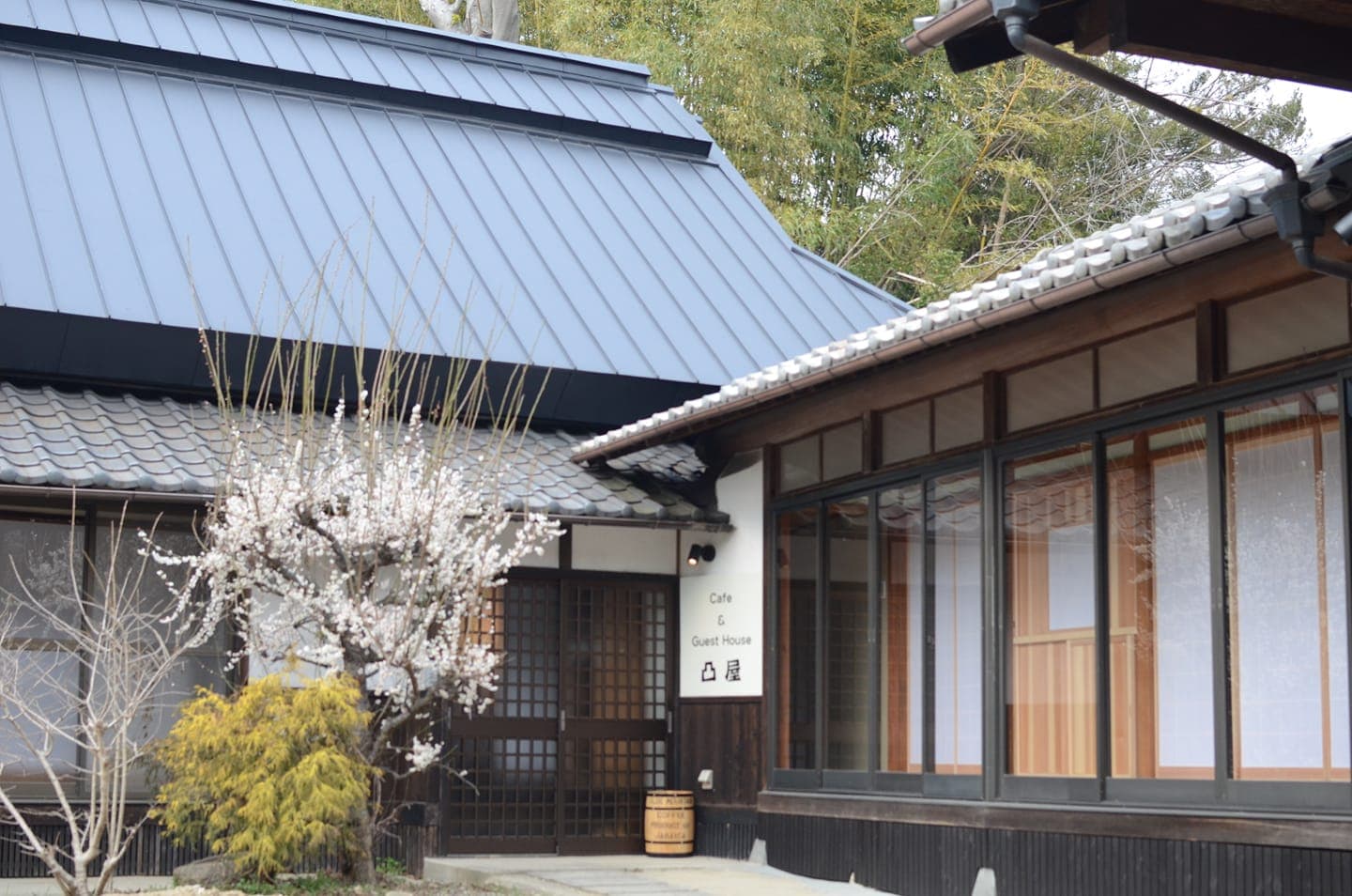 武内俊晴經營的民宿當時頗受好評，深受獨旅女性青睞。（翻攝Cafe＆GuestHouse凸屋 臉書）